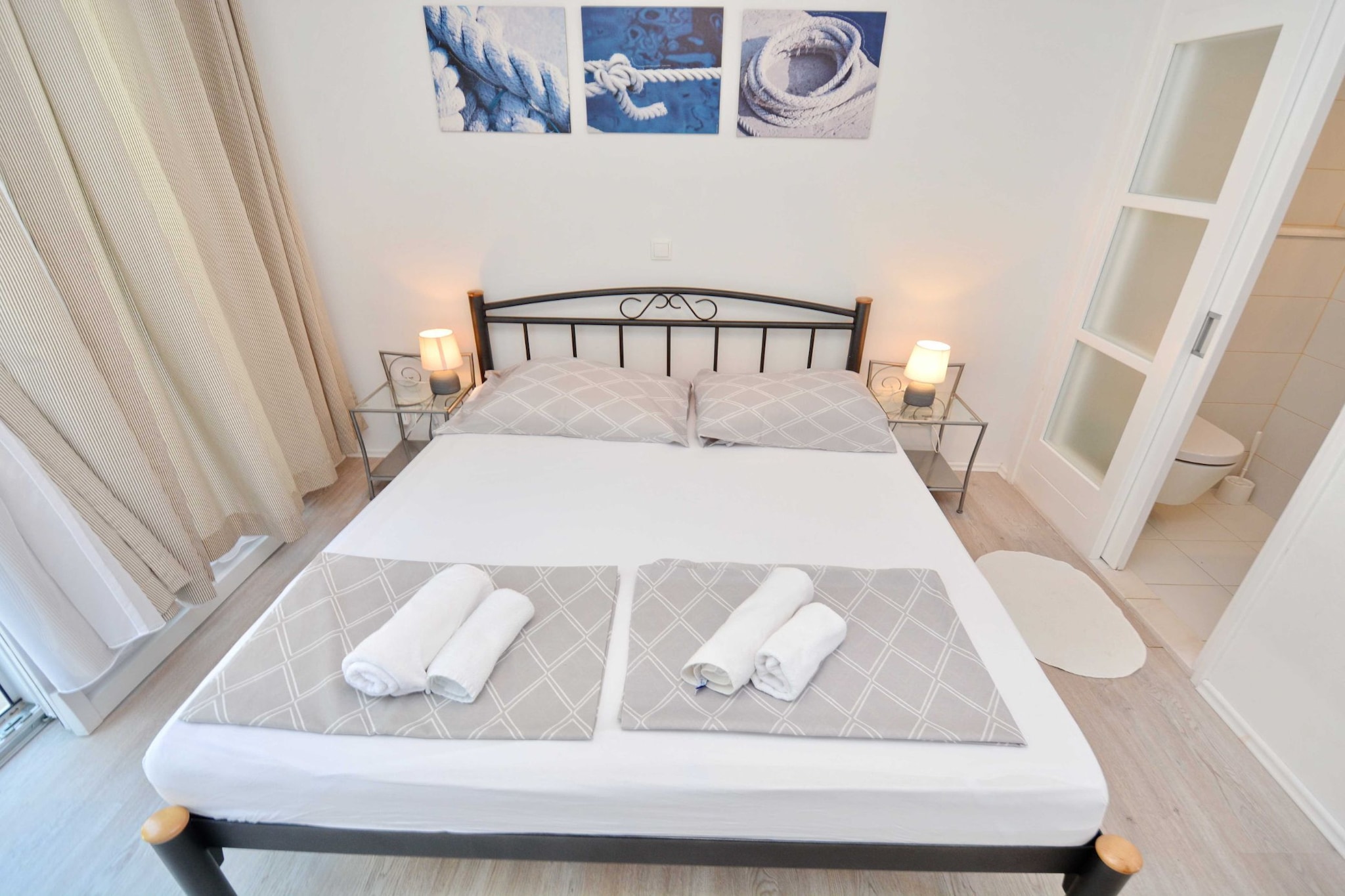 Blissful Bay Apartments Vrboska - Two Bedroom Apartment with Terrace (owner Kadulja)-Schlafzimmer