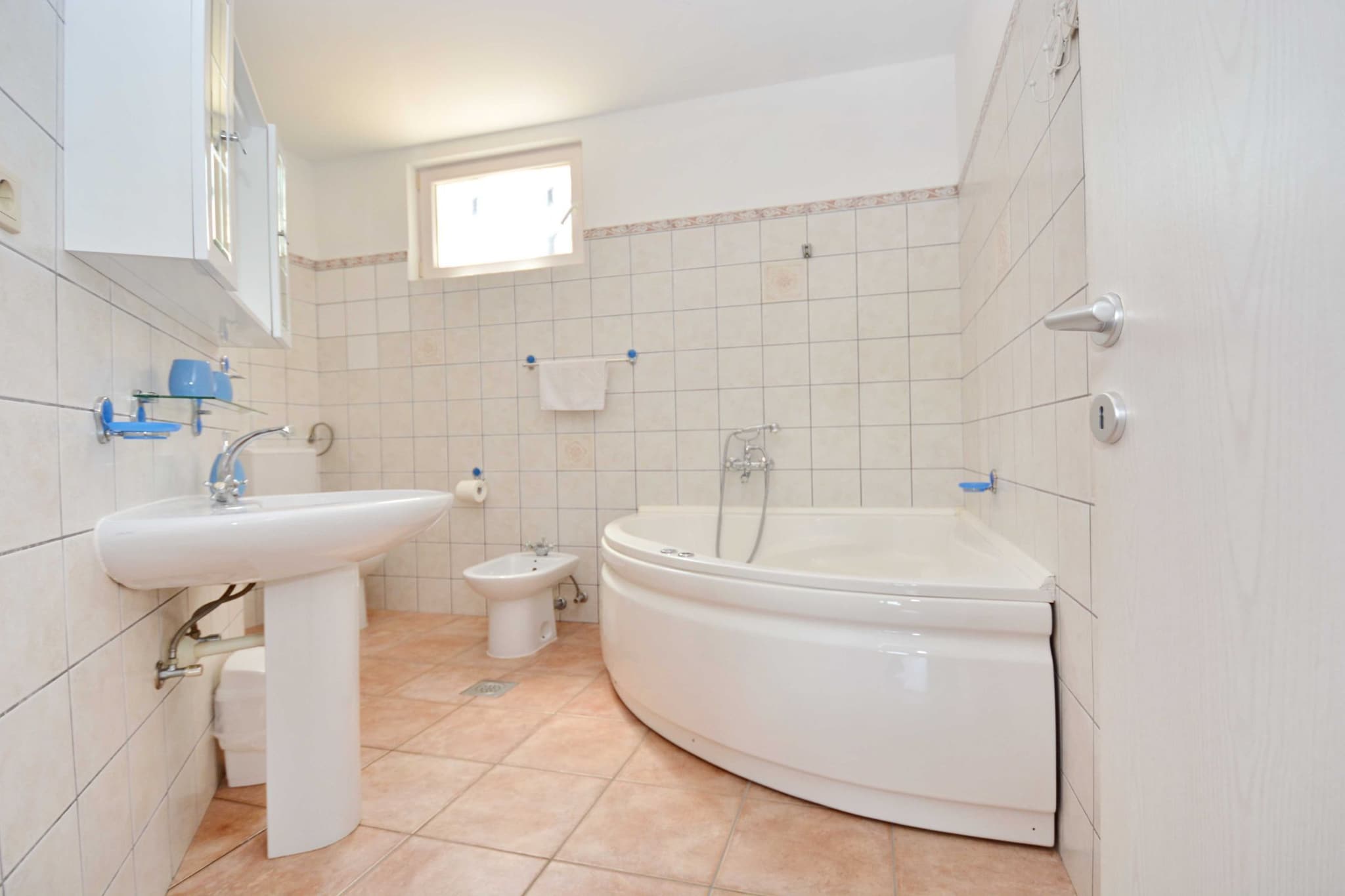 Blissful Bay Apartments Vrboska - Two Bedroom Apartment with Terrace (owner Kadulja)-Badezimmer