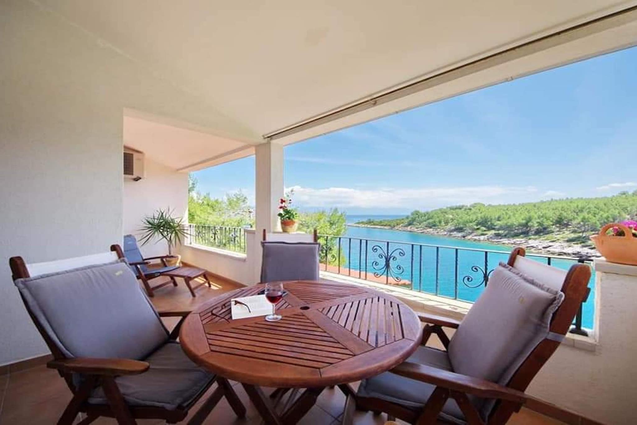 Blissful Bay Apartments Vrboska - Classic Two Bedroom Apartment with Terrace (owner Lavanda)