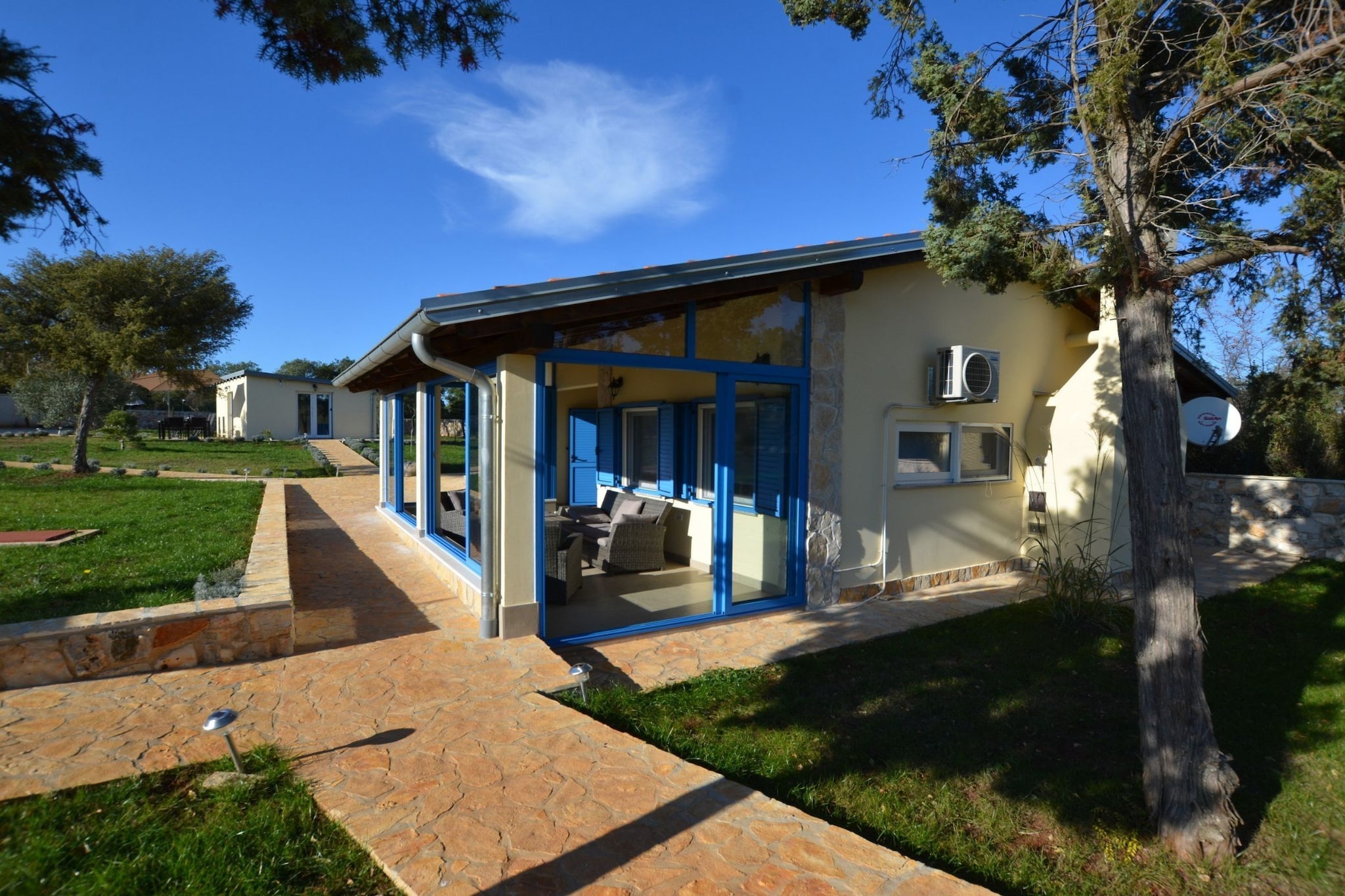 Golden and Green Acres Holiday Home with Pool and Sauna - Three Bedroom Holiday Home with Pool-Outdoor