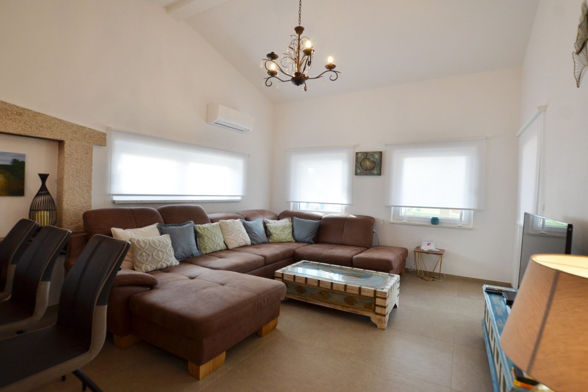 Golden and Green Acres Holiday Home with Pool and Sauna - Three Bedroom Holiday Home with Pool-Living room