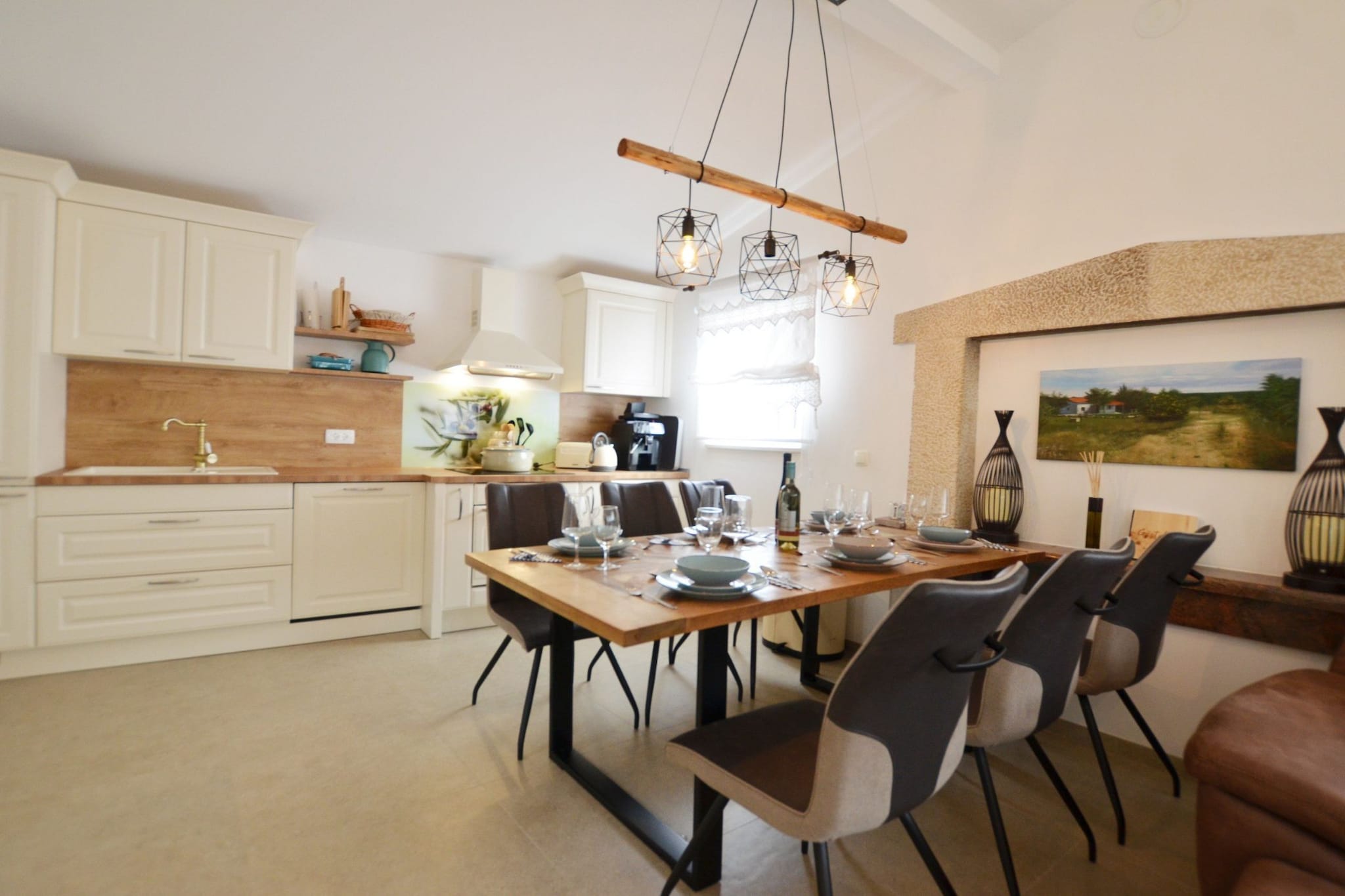 Golden and Green Acres Holiday Home with Pool and Sauna - Three Bedroom Holiday Home with Pool-Dining room