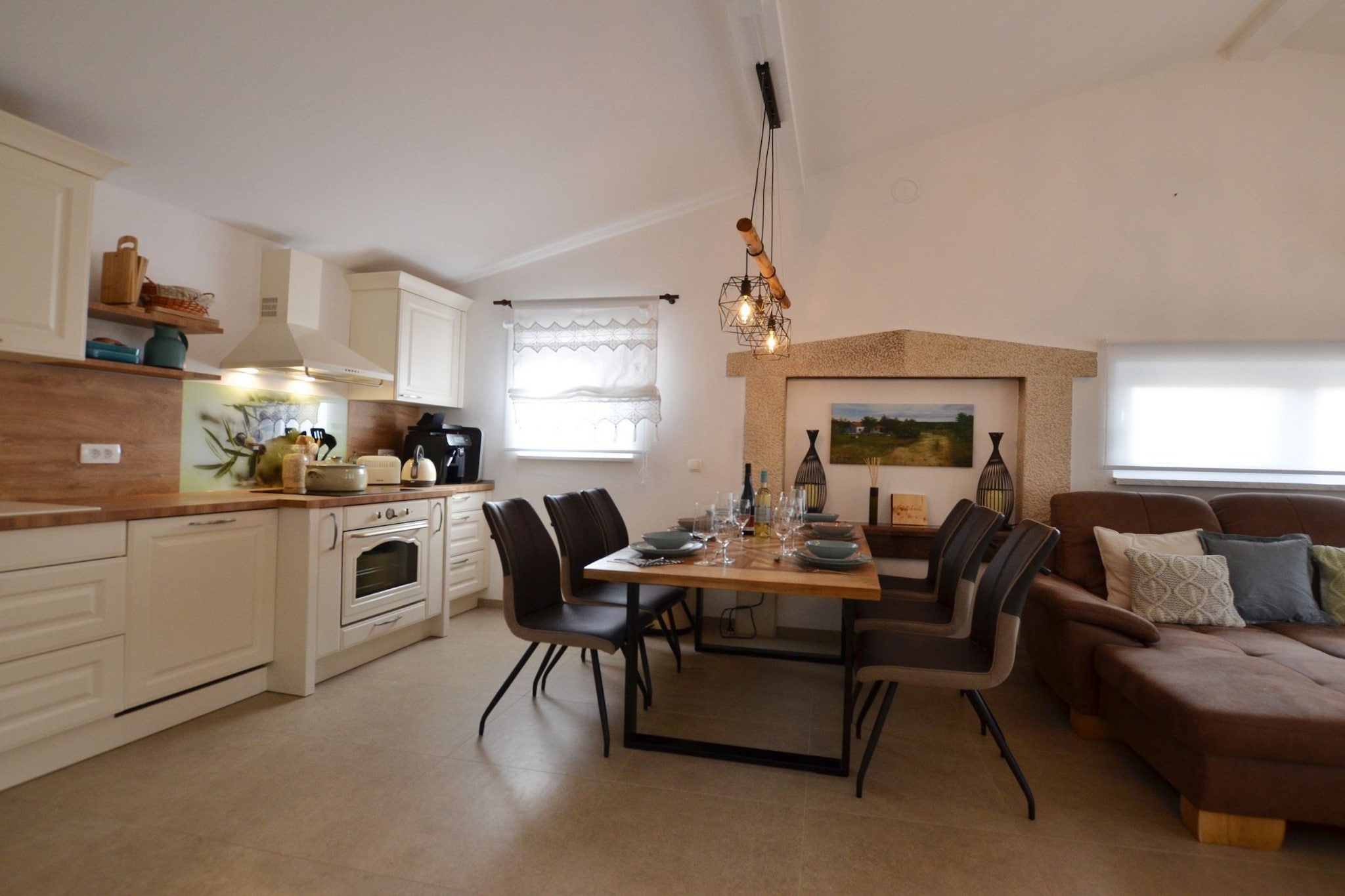 Golden and Green Acres Holiday Home with Pool and Sauna - Three Bedroom Holiday Home with Pool-Dining room