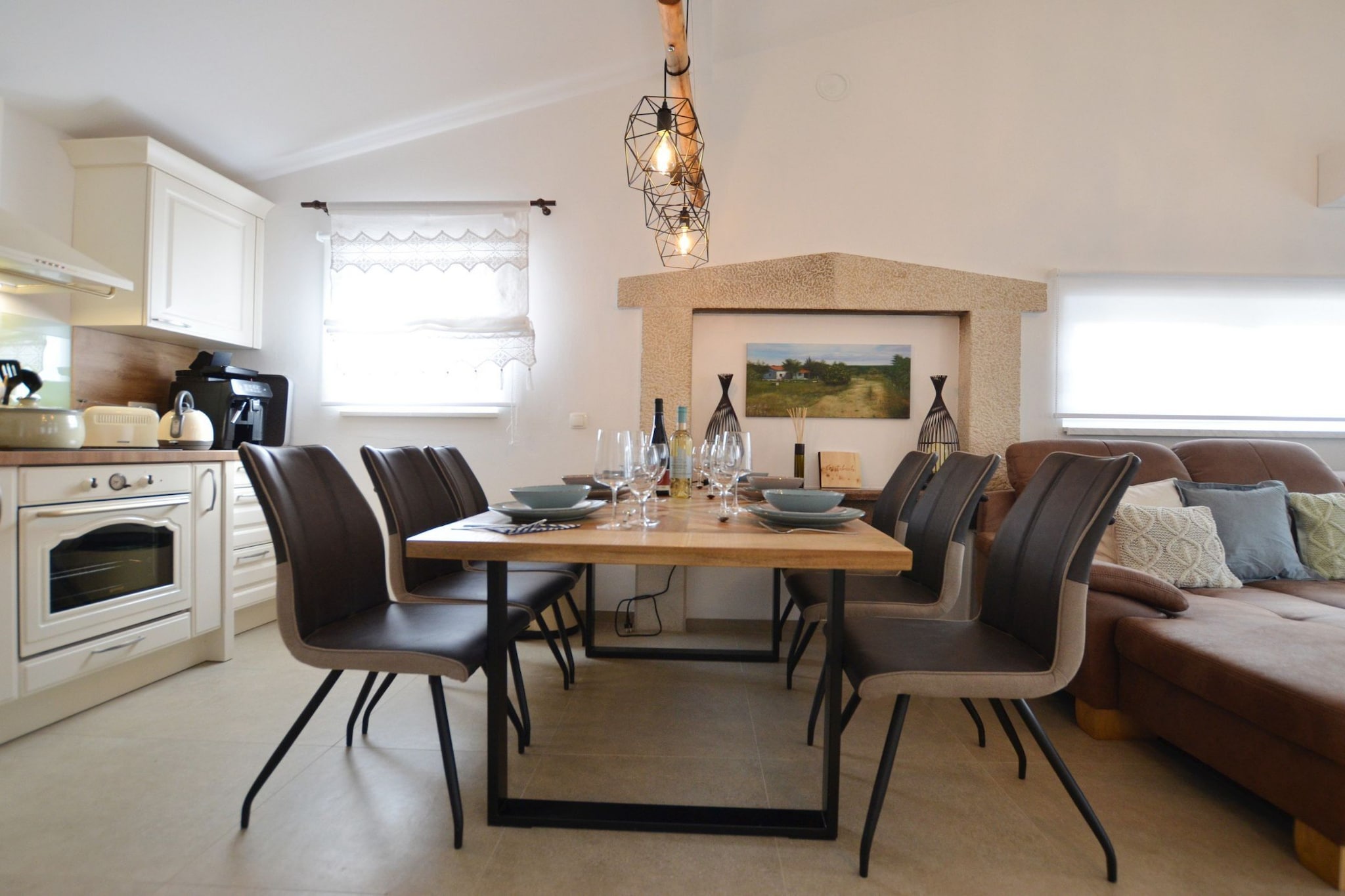 Golden and Green Acres Holiday Home with Pool and Sauna - Three Bedroom Holiday Home with Pool-Dining room