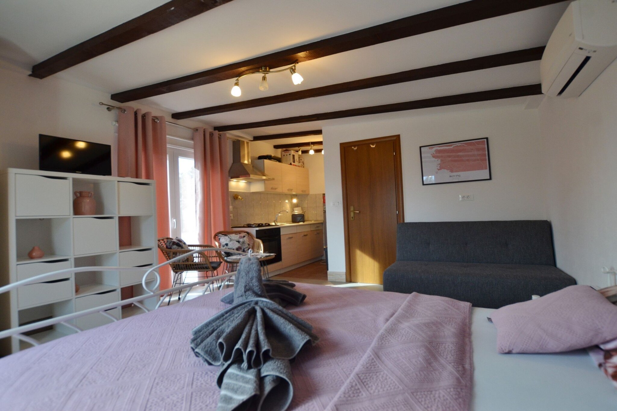 Golden and Green Acres Holiday Home with Pool and Sauna - Three Bedroom Holiday Home with Pool-Bedroom