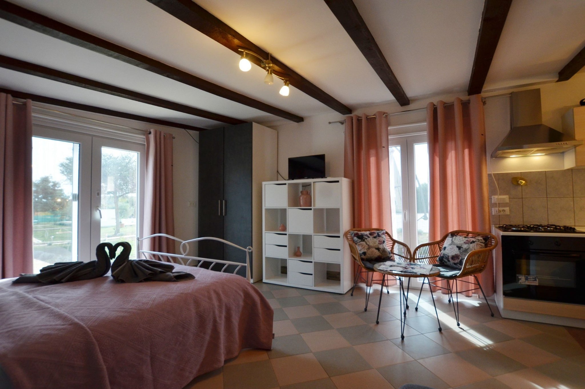 Golden and Green Acres Holiday Home with Pool and Sauna - Three Bedroom Holiday Home with Pool-Bedroom