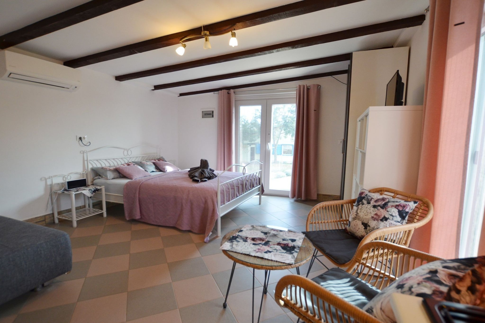 Golden and Green Acres Holiday Home with Pool and Sauna - Three Bedroom Holiday Home with Pool-Bedroom
