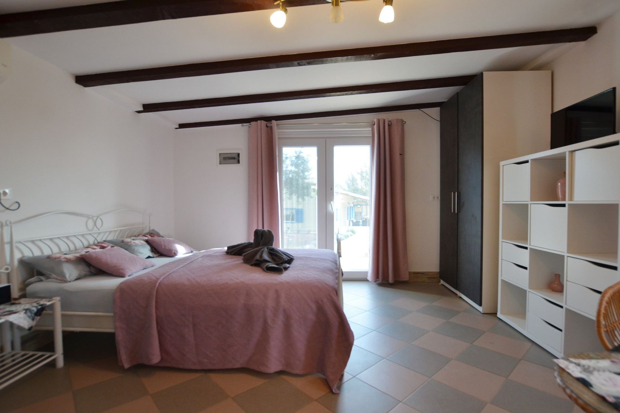 Golden and Green Acres Holiday Home with Pool and Sauna - Three Bedroom Holiday Home with Pool-Bedroom