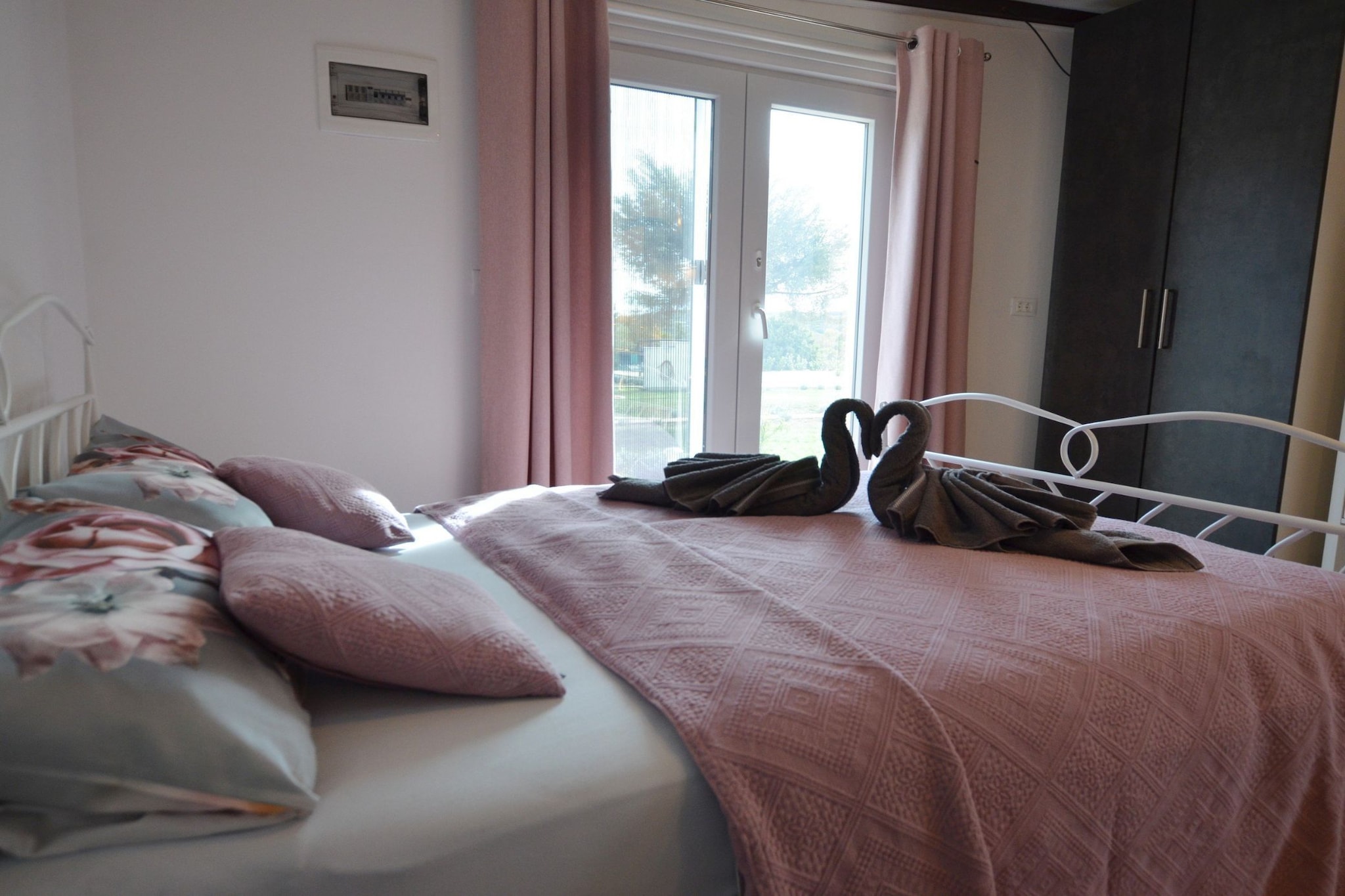 Golden and Green Acres Holiday Home with Pool and Sauna - Three Bedroom Holiday Home with Pool-Bedroom