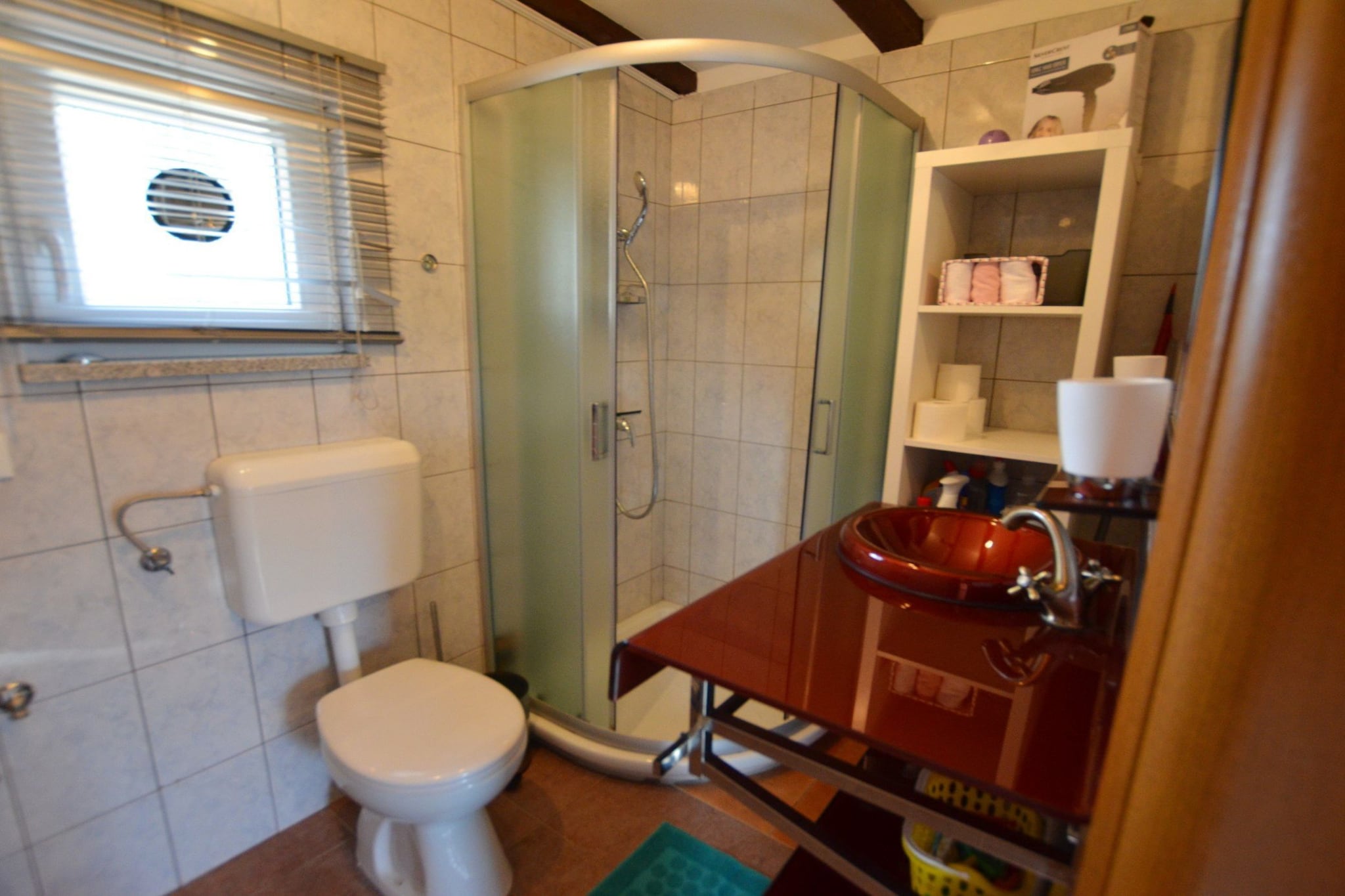 Golden and Green Acres Holiday Home with Pool and Sauna - Three Bedroom Holiday Home with Pool-Bathroom