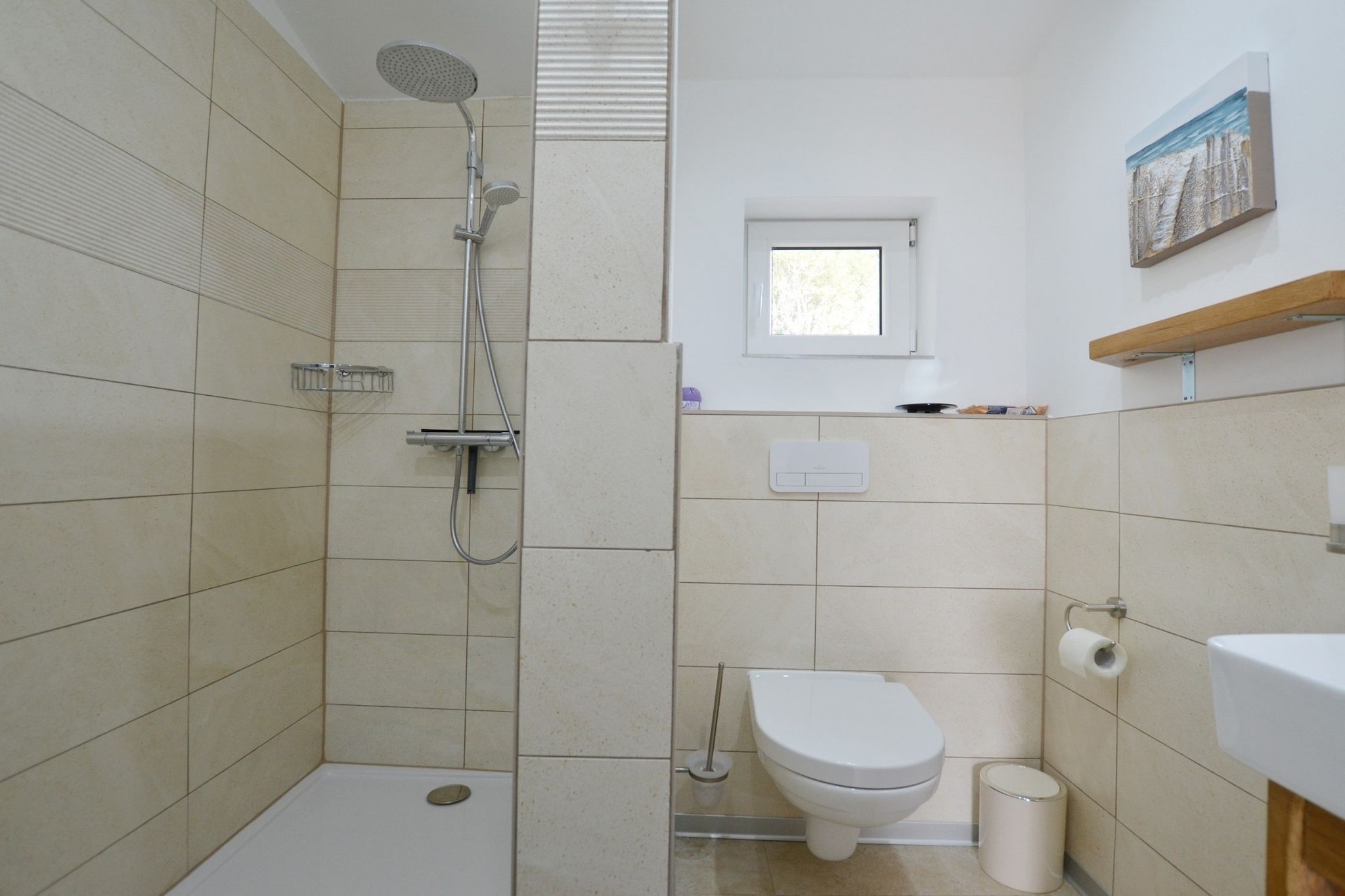 Golden and Green Acres Holiday Home with Pool and Sauna - Three Bedroom Holiday Home with Pool-Bathroom