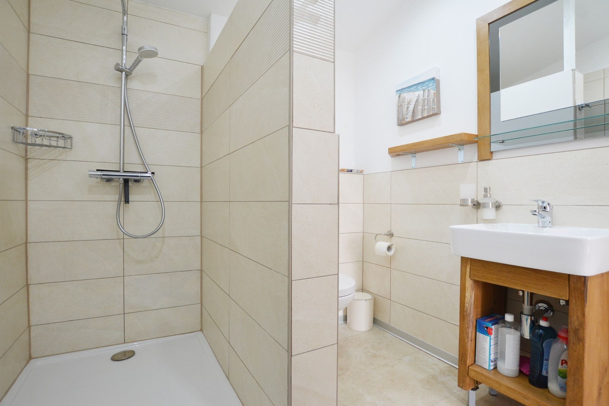 Golden and Green Acres Holiday Home with Pool and Sauna - Three Bedroom Holiday Home with Pool-Bathroom