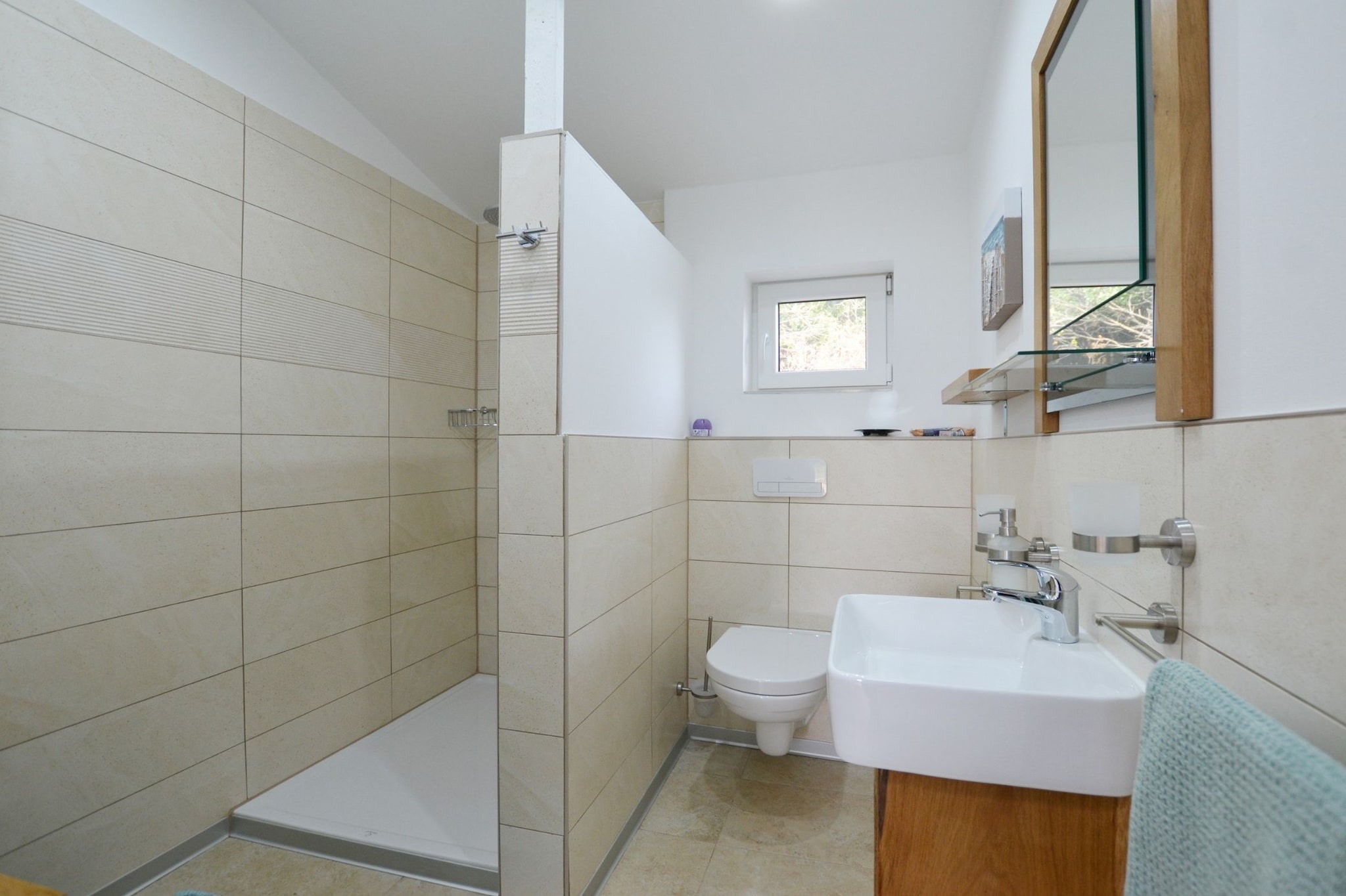 Golden and Green Acres Holiday Home with Pool and Sauna - Three Bedroom Holiday Home with Pool-Bathroom