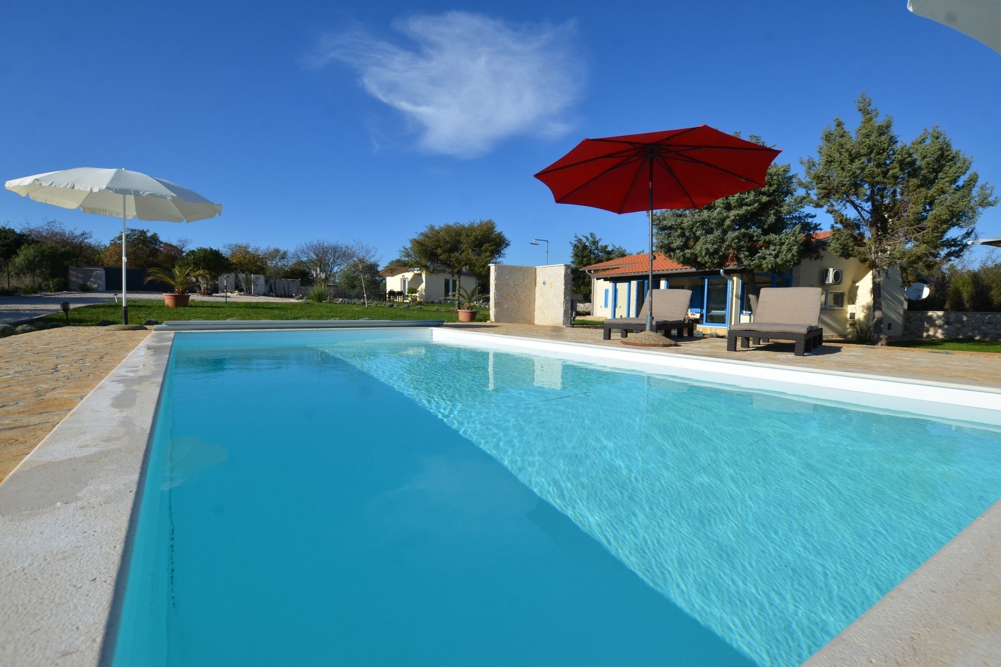 Golden and Green Acres Holiday Home with Pool and Sauna - Three Bedroom Holiday Home with Pool-Pool