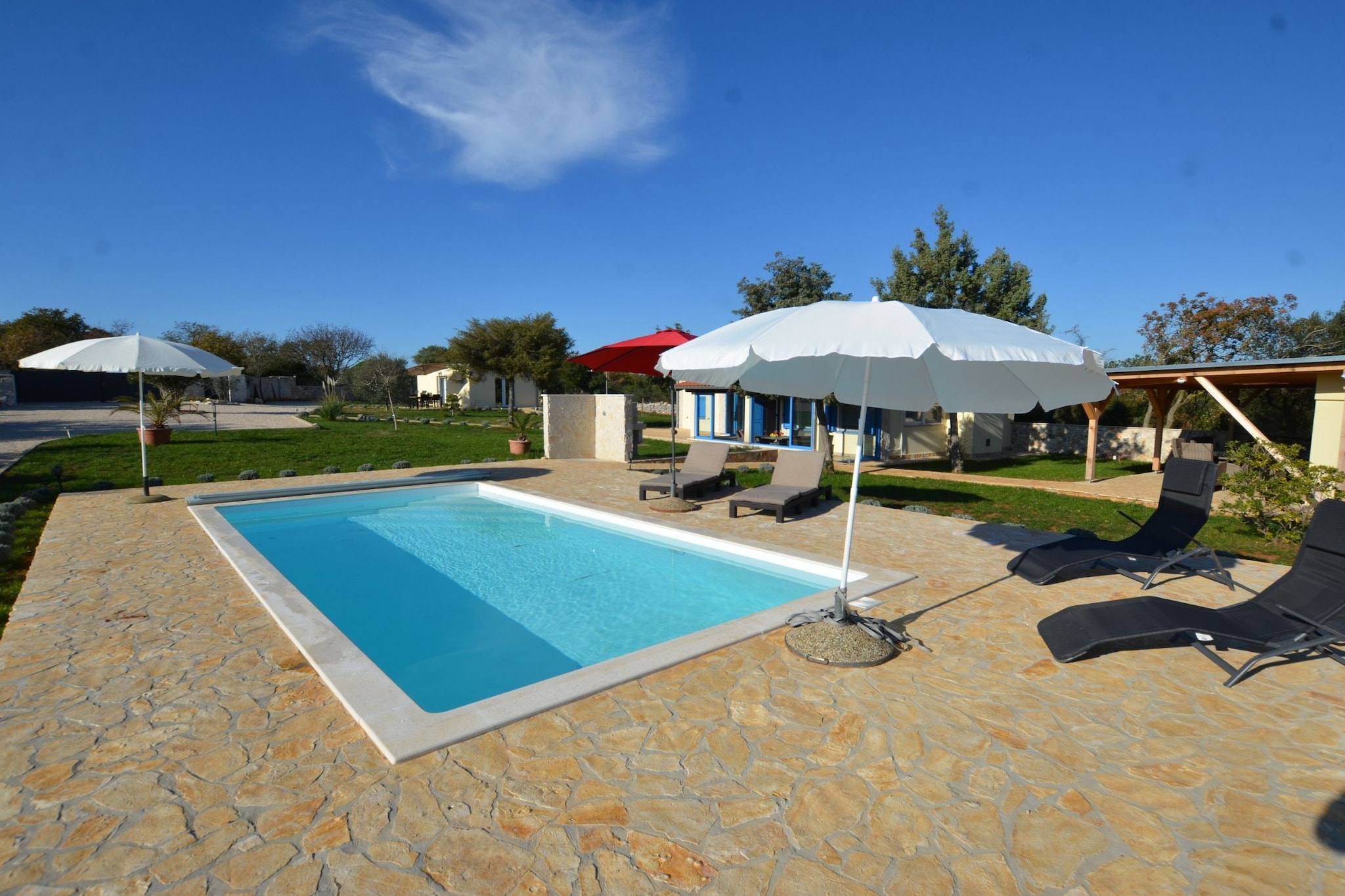 Golden and Green Acres Holiday Home with Pool and Sauna - Three Bedroom Holiday Home with Pool-Pool
