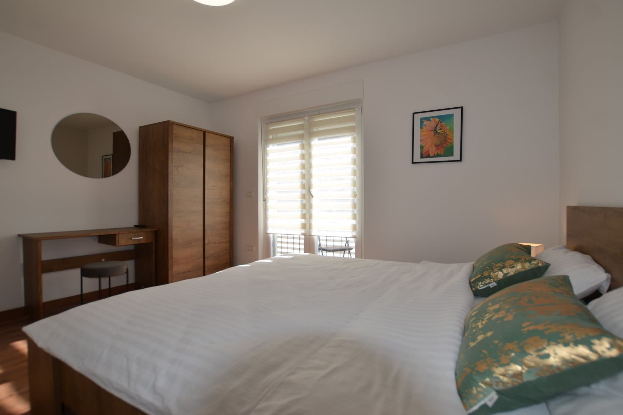 Warm and Welcoming Apartment with Balcony - Two Bedroom Apartment with Balcony-Bedroom