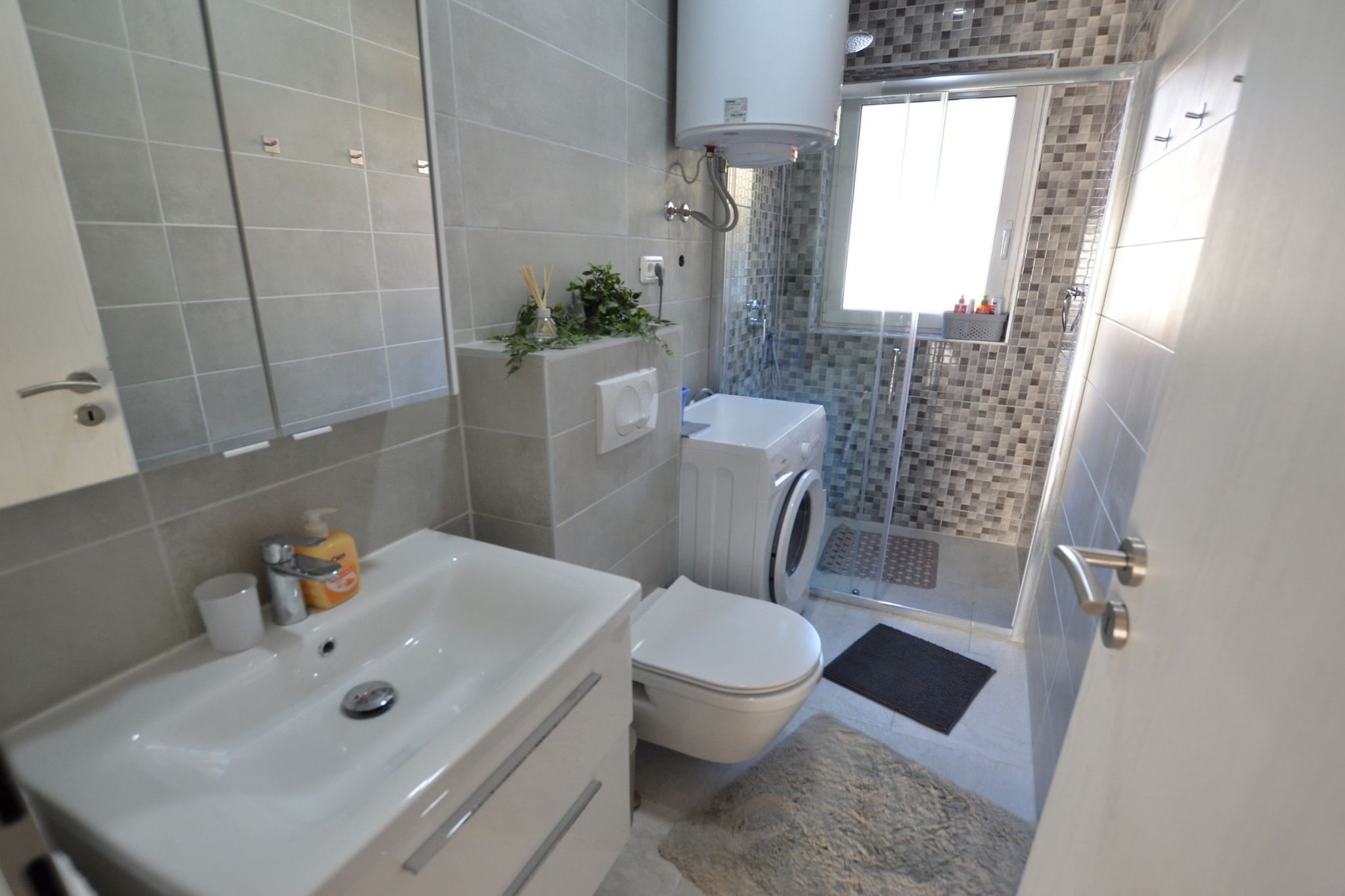 Warm and Welcoming Apartment with Balcony - Two Bedroom Apartment with Balcony-Bathroom