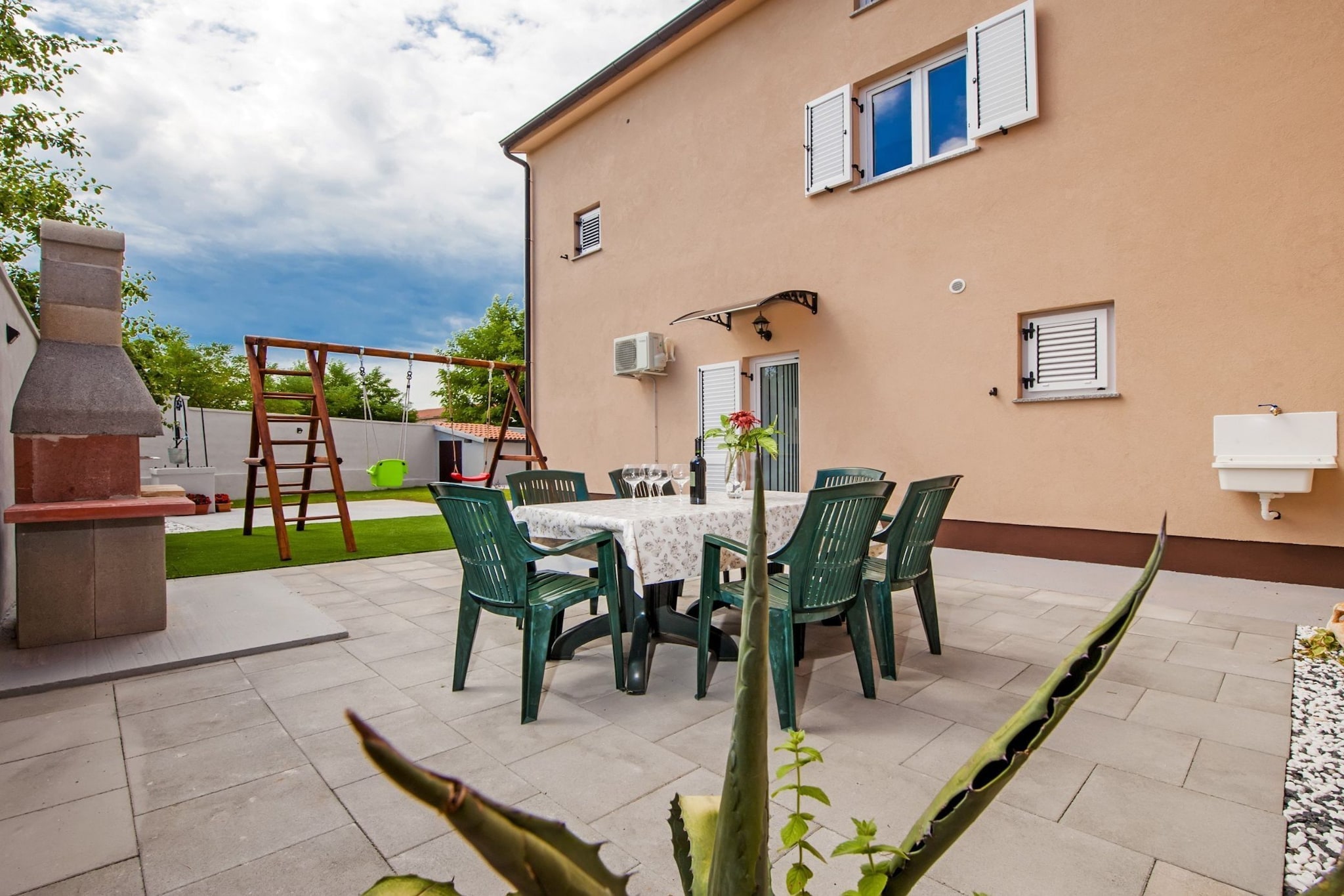 Idyllic Getaway Holiday Home with Pool - Three Bedroom Holiday Home with Pool