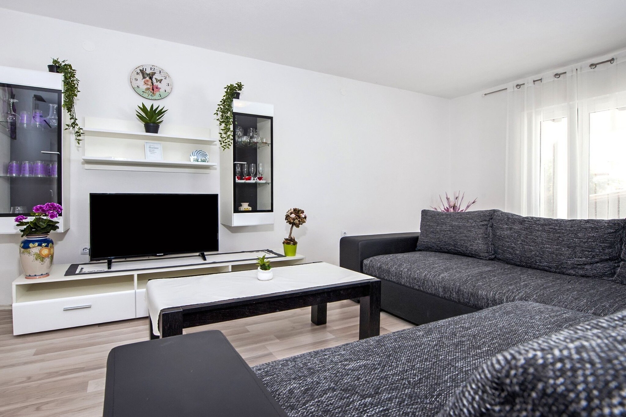 Idyllic Getaway Holiday Home with Pool - Three Bedroom Holiday Home with Pool-Wohnzimmer
