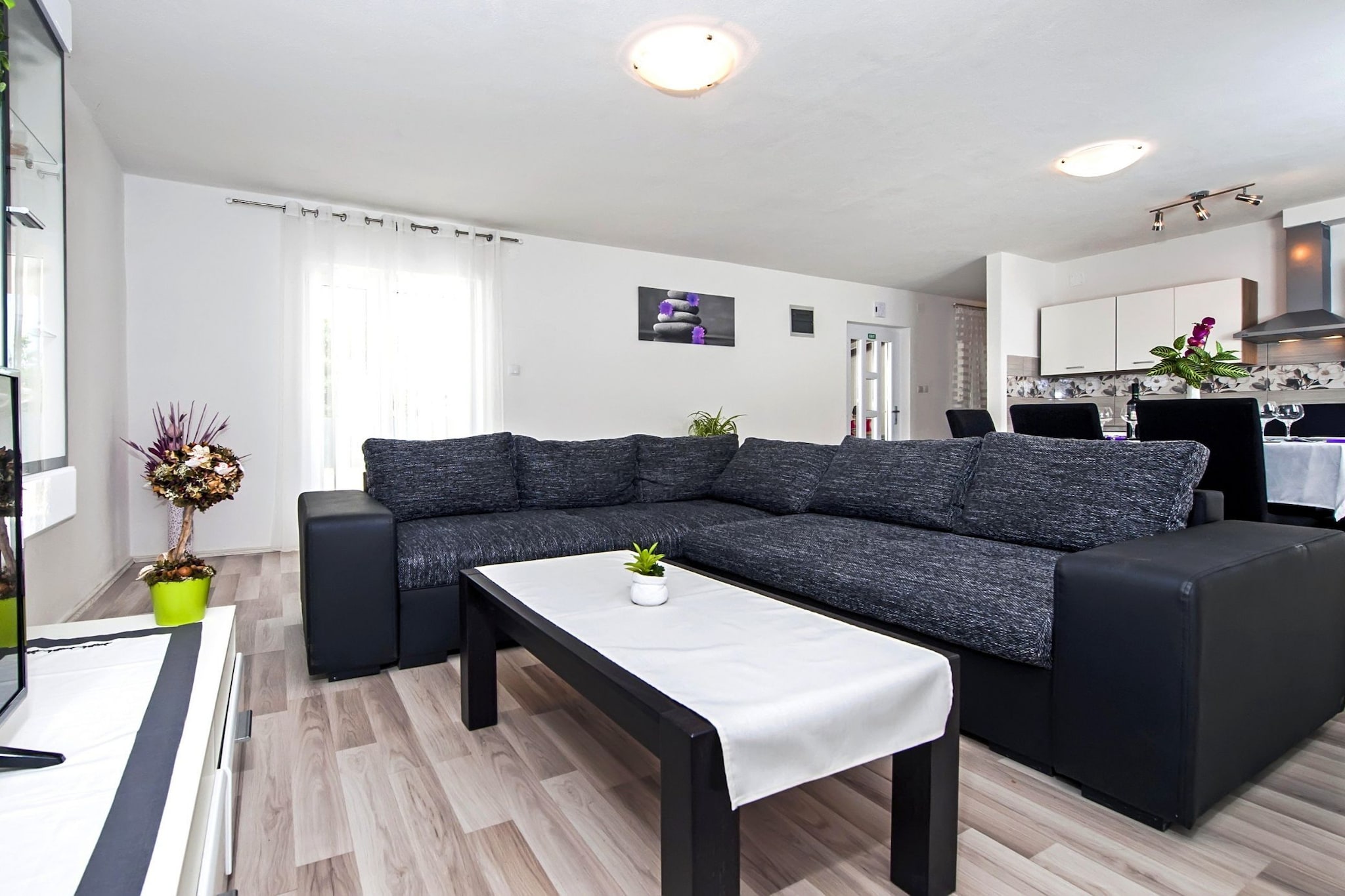 Idyllic Getaway Holiday Home with Pool - Three Bedroom Holiday Home with Pool-Wohnzimmer