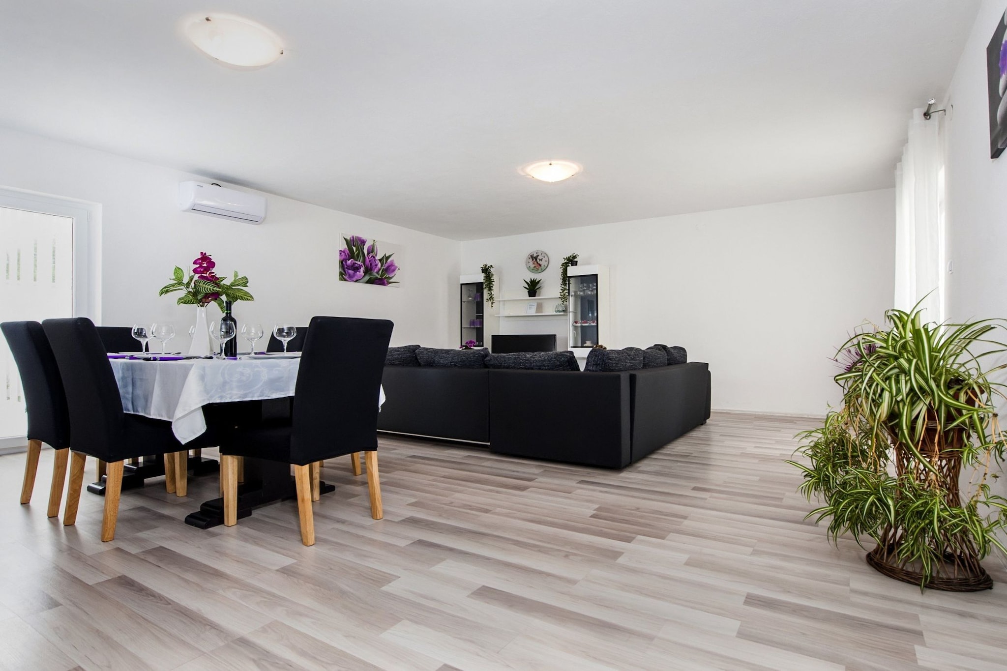 Idyllic Getaway Holiday Home with Pool - Three Bedroom Holiday Home with Pool