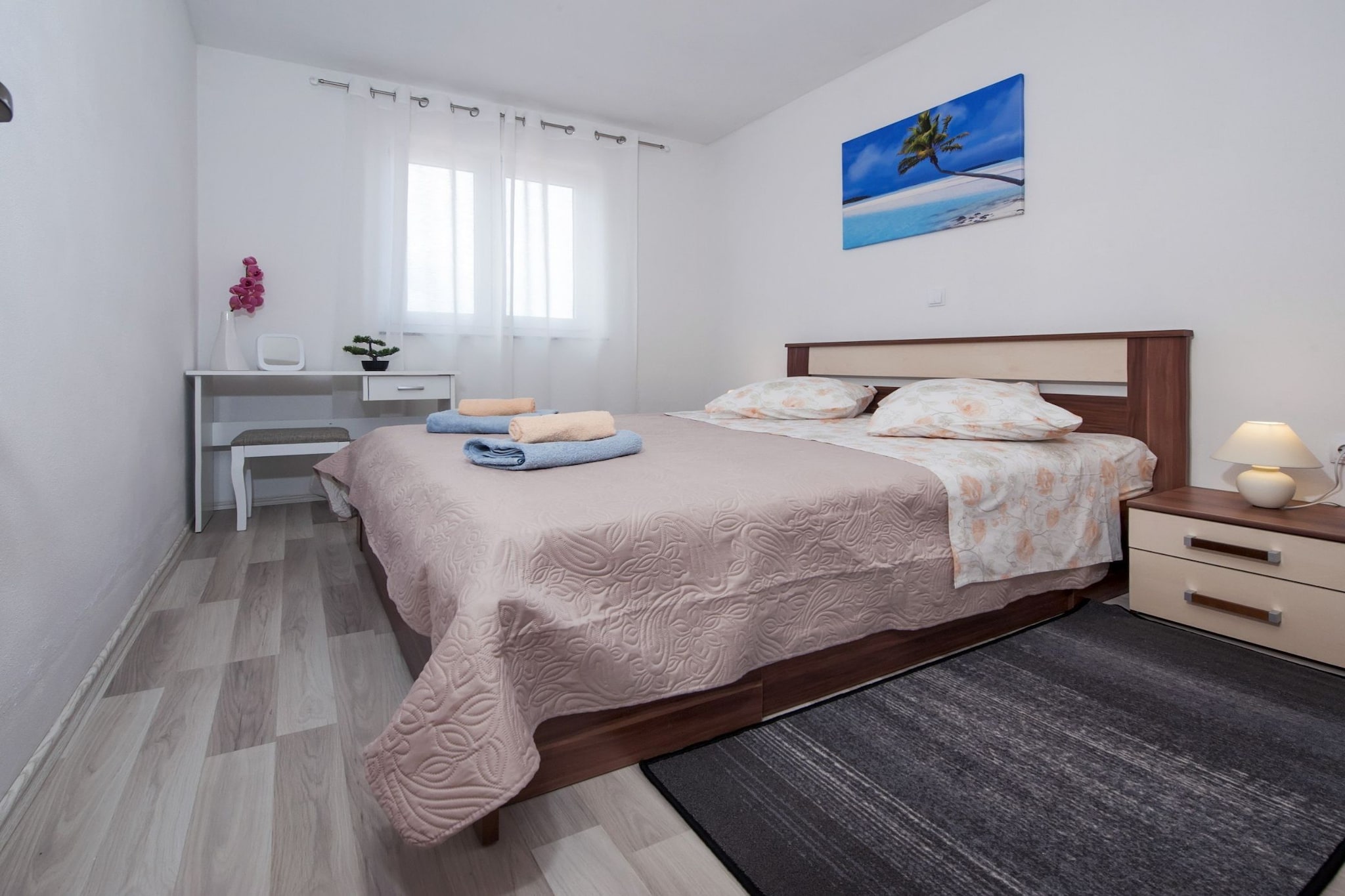 Idyllic Getaway Holiday Home with Pool - Three Bedroom Holiday Home with Pool-Schlafzimmer