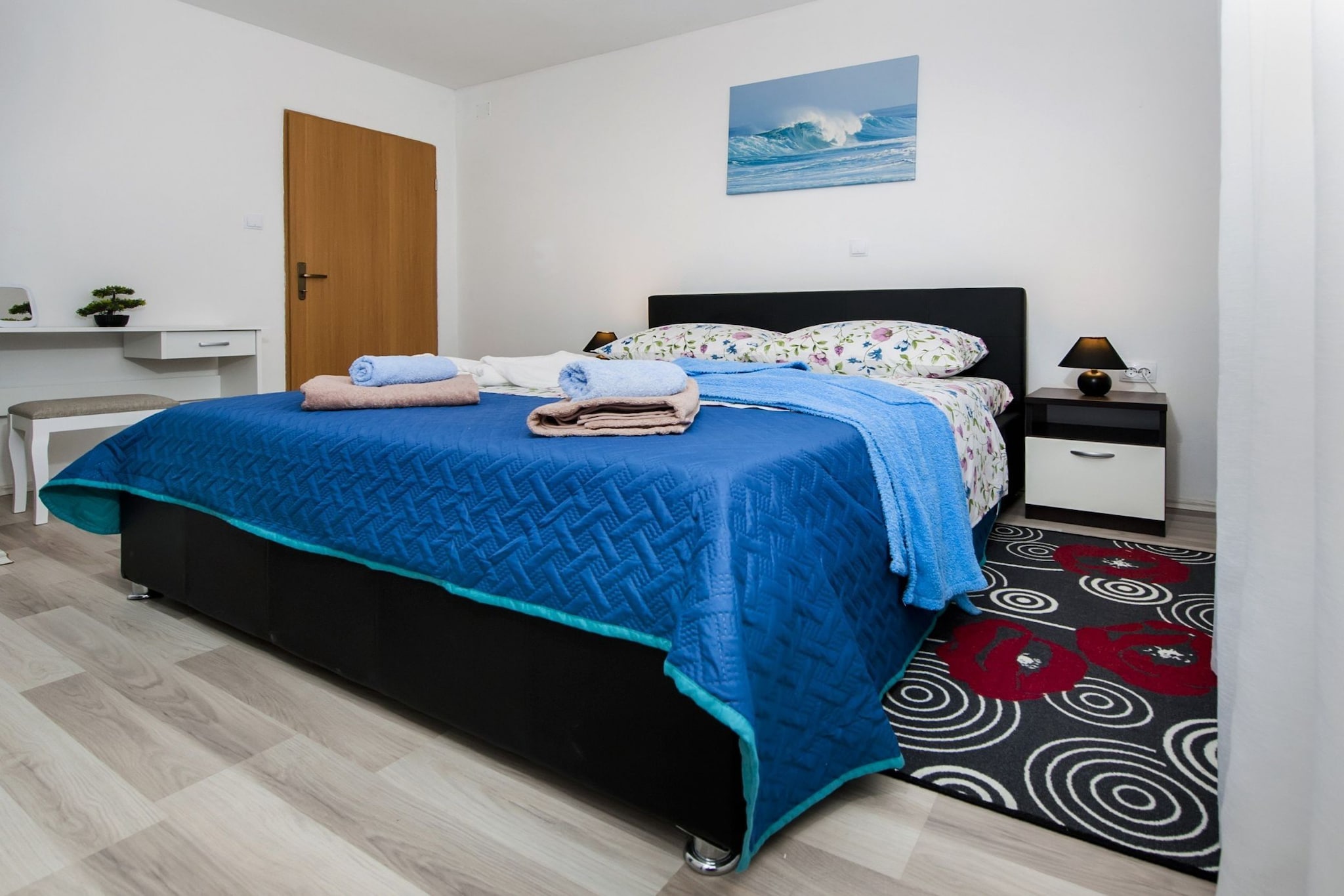 Idyllic Getaway Holiday Home with Pool - Three Bedroom Holiday Home with Pool-Schlafzimmer