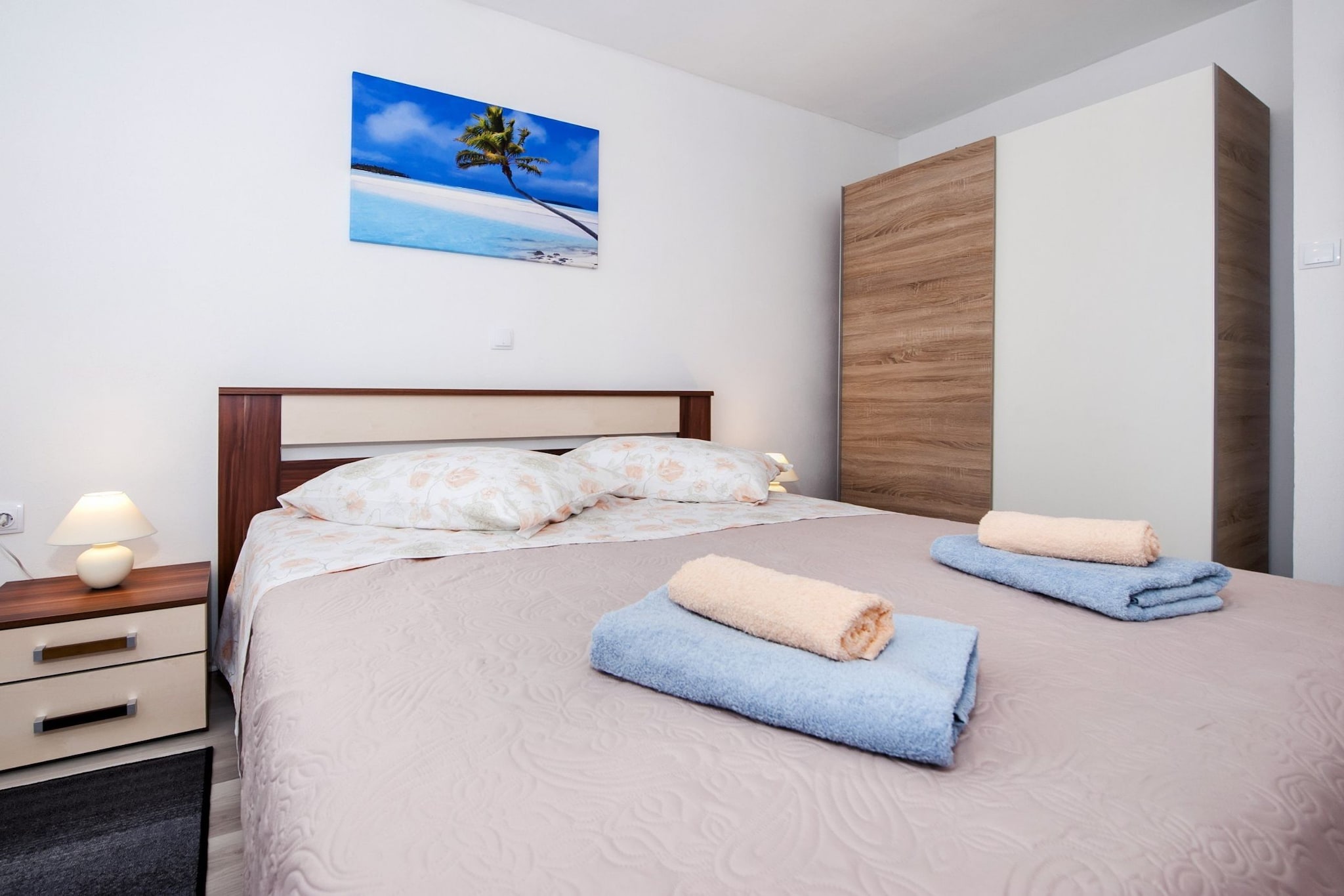 Idyllic Getaway Holiday Home with Pool - Three Bedroom Holiday Home with Pool-Schlafzimmer