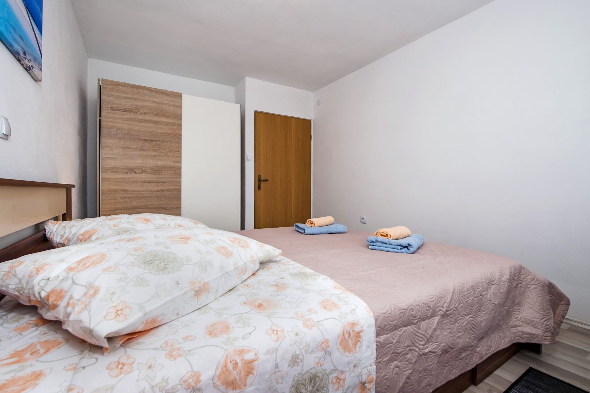 Idyllic Getaway Holiday Home with Pool - Three Bedroom Holiday Home with Pool-Schlafzimmer