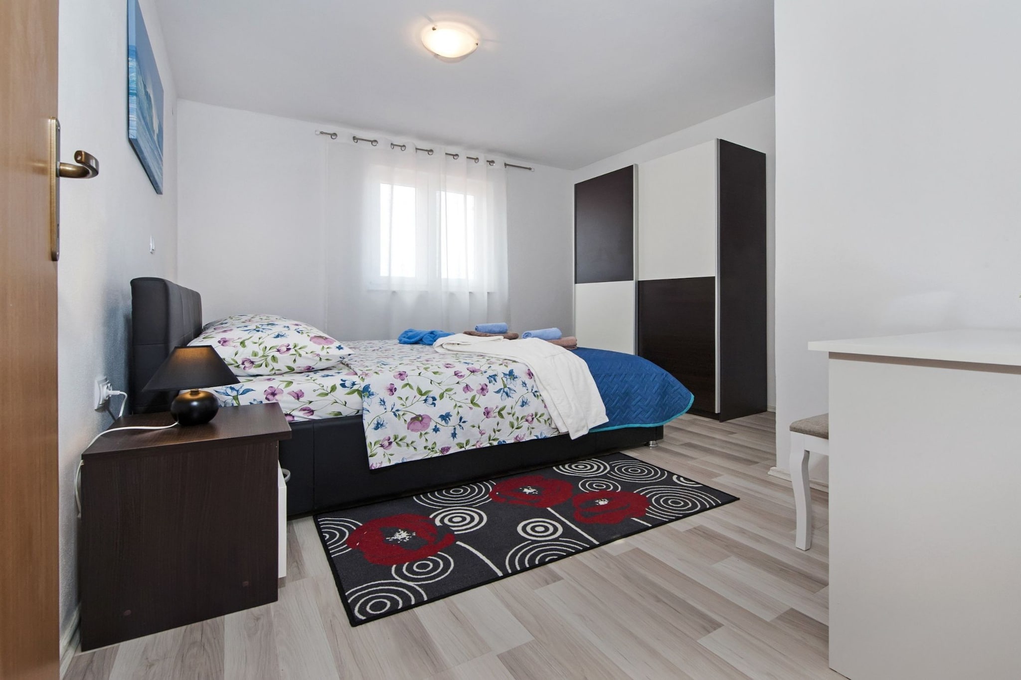 Idyllic Getaway Holiday Home with Pool - Three Bedroom Holiday Home with Pool-Schlafzimmer