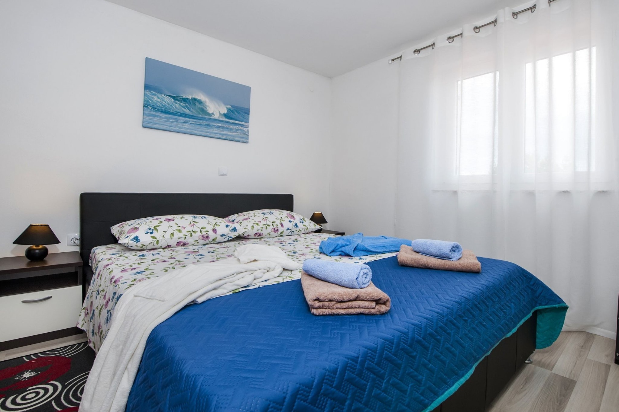 Idyllic Getaway Holiday Home with Pool - Three Bedroom Holiday Home with Pool-Schlafzimmer