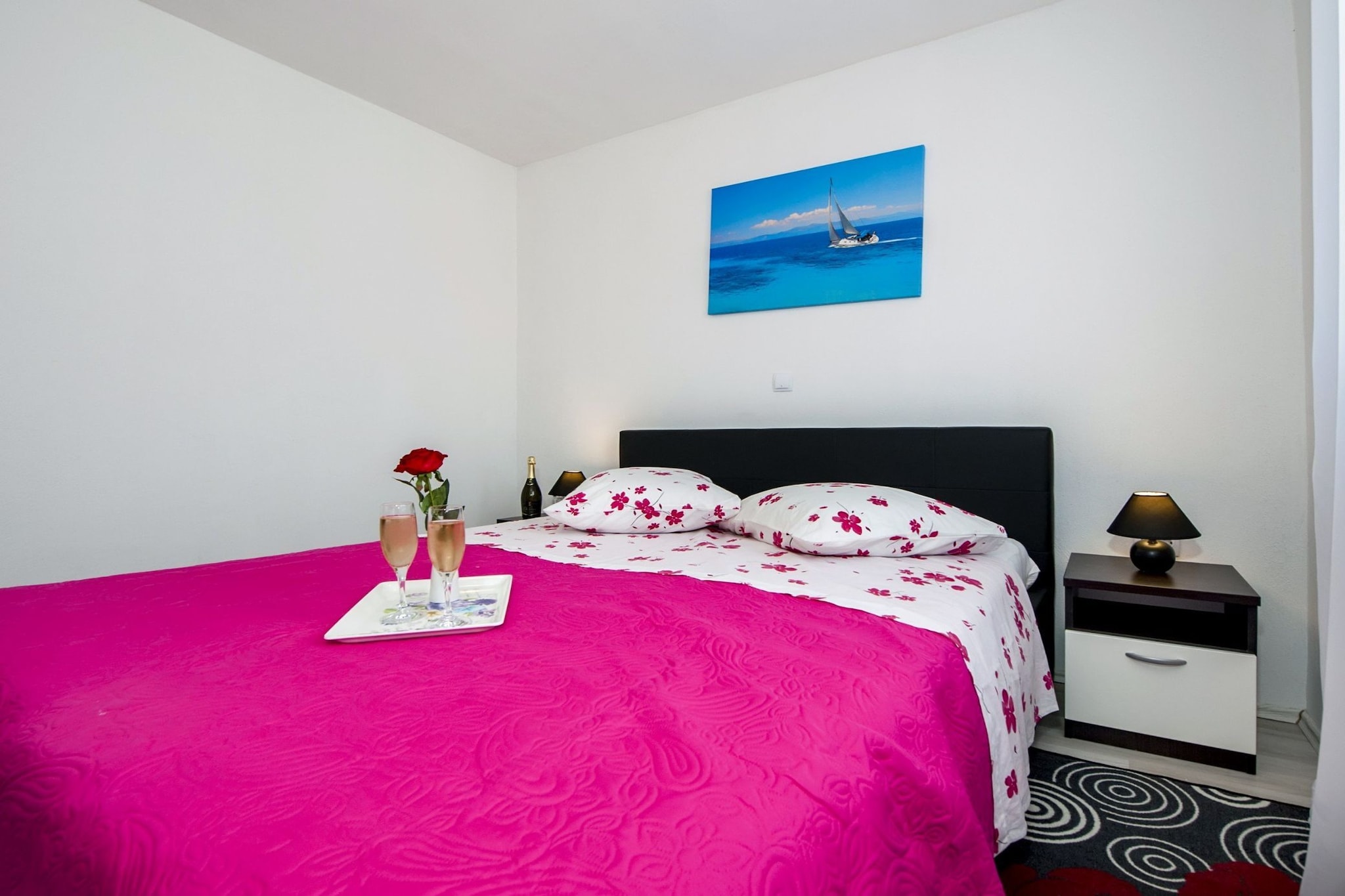 Idyllic Getaway Holiday Home with Pool - Three Bedroom Holiday Home with Pool-Schlafzimmer
