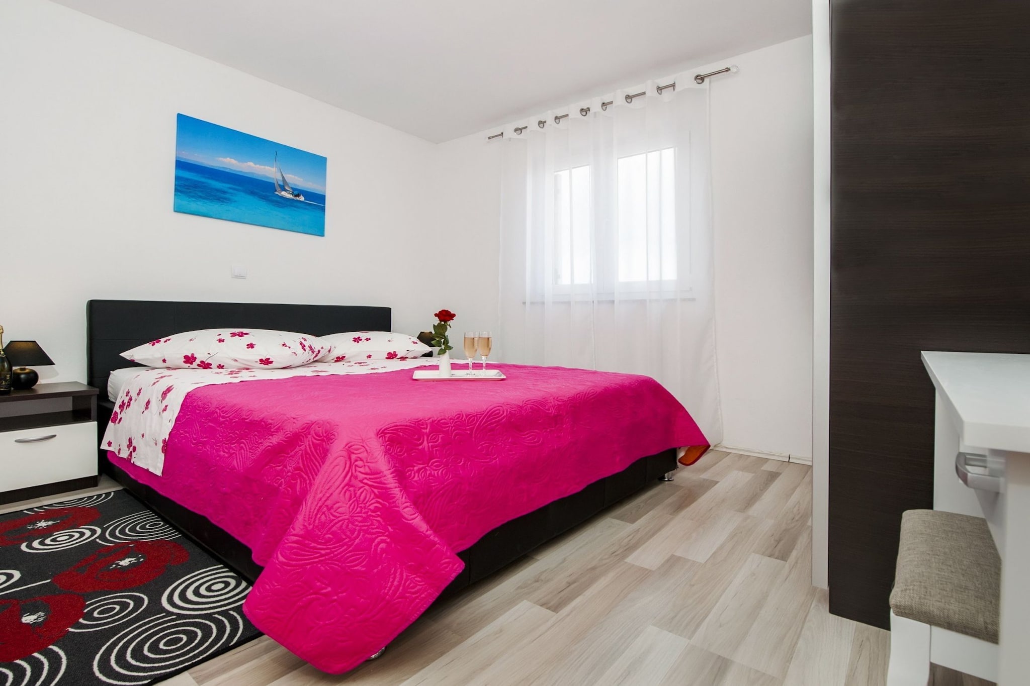 Idyllic Getaway Holiday Home with Pool - Three Bedroom Holiday Home with Pool-Schlafzimmer