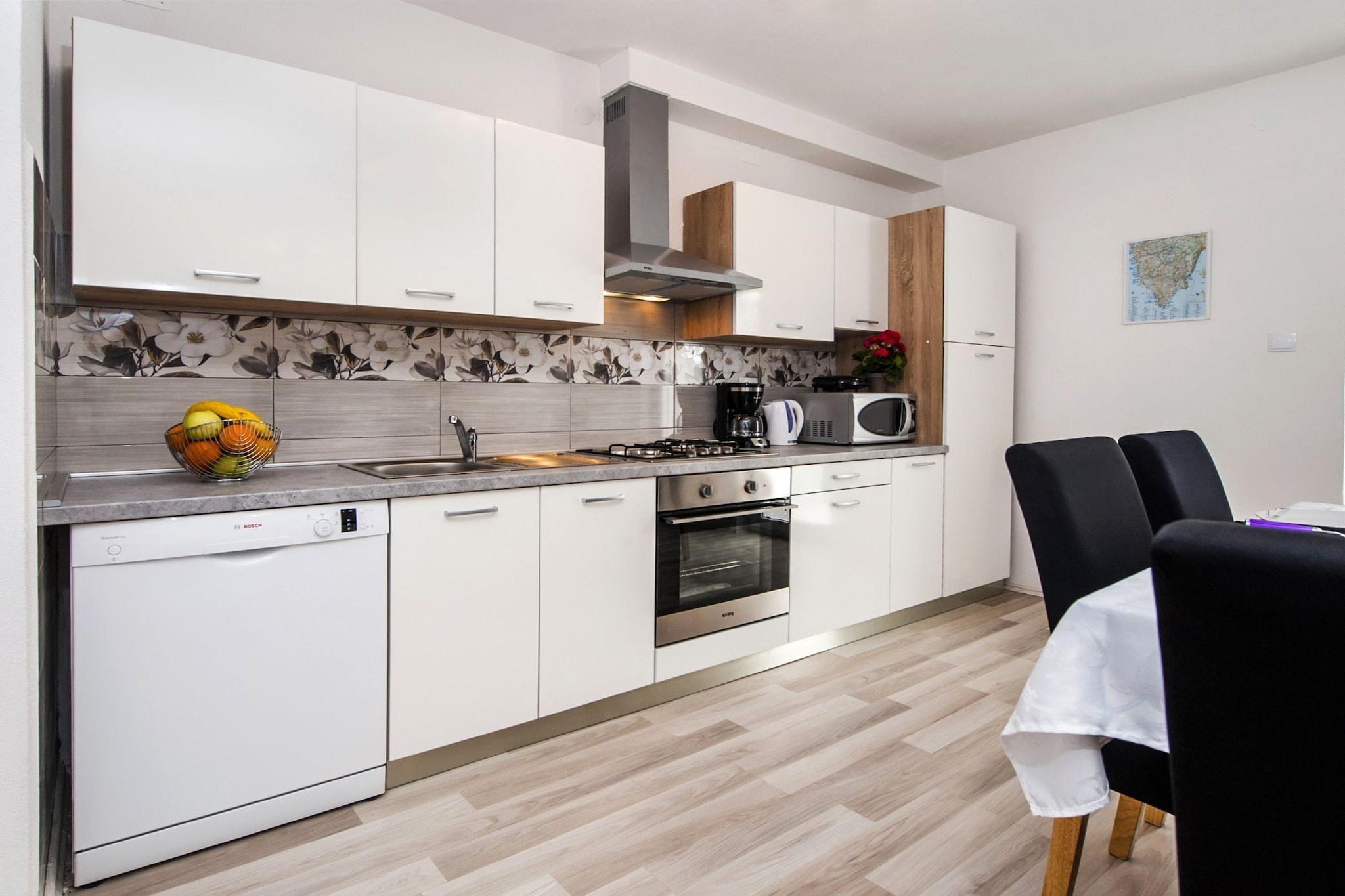 Idyllic Getaway Holiday Home with Pool - Three Bedroom Holiday Home with Pool-Küche