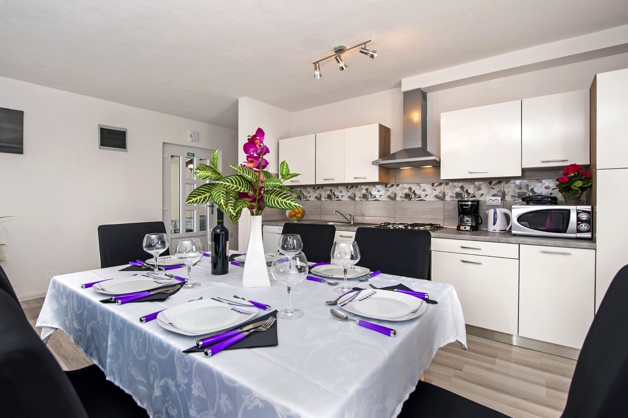 Idyllic Getaway Holiday Home with Pool - Three Bedroom Holiday Home with Pool-Küche