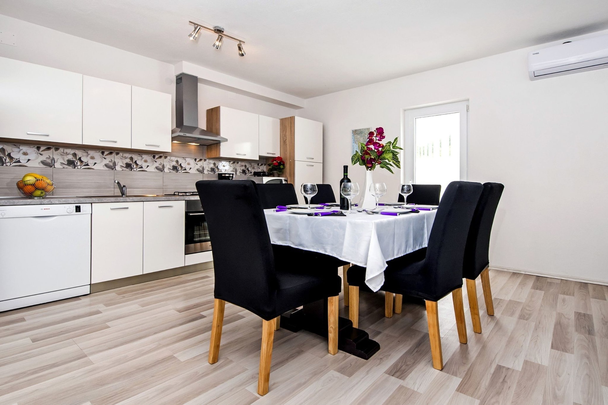 Idyllic Getaway Holiday Home with Pool - Three Bedroom Holiday Home with Pool-Küche