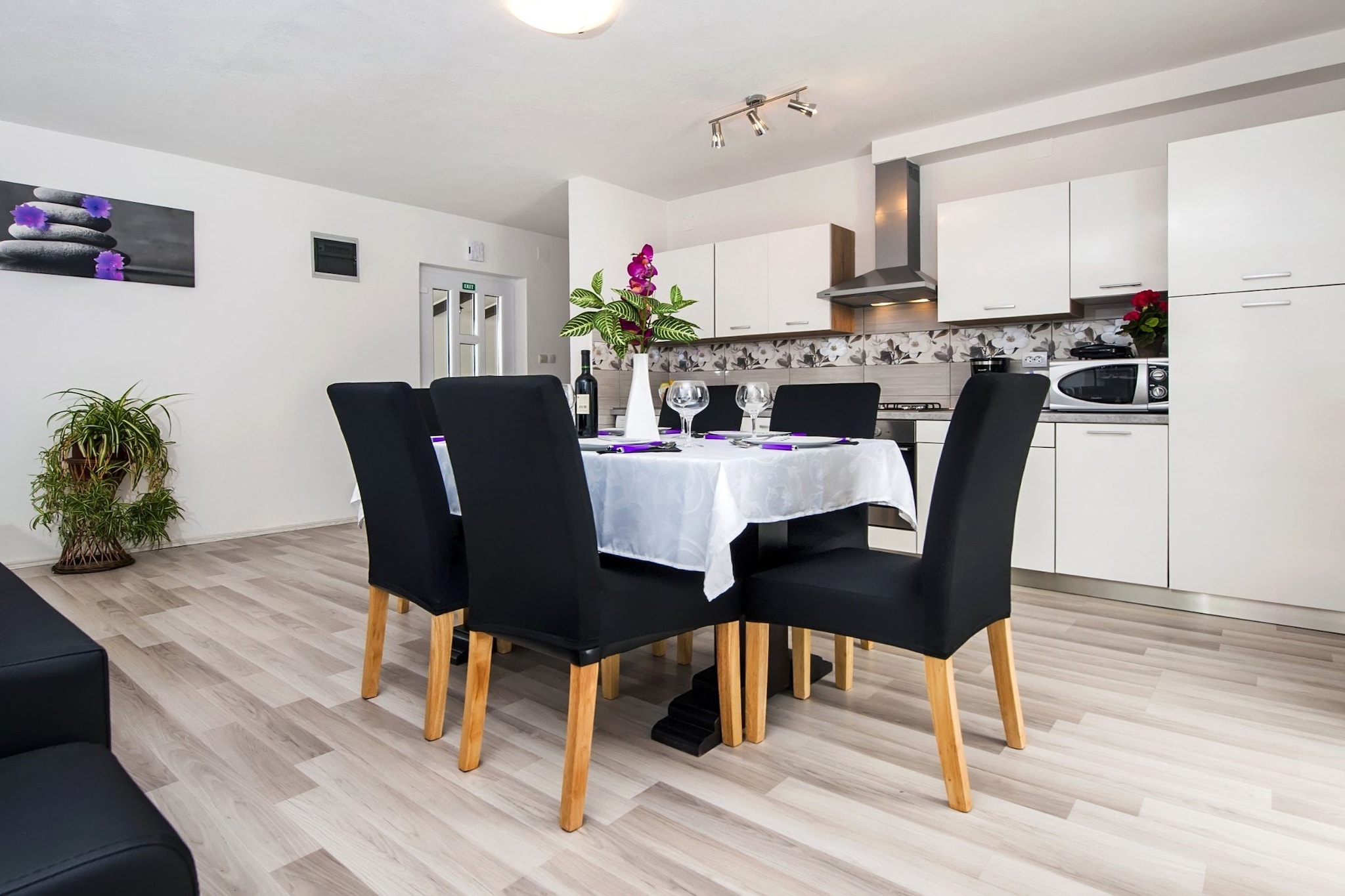 Idyllic Getaway Holiday Home with Pool - Three Bedroom Holiday Home with Pool-Küche