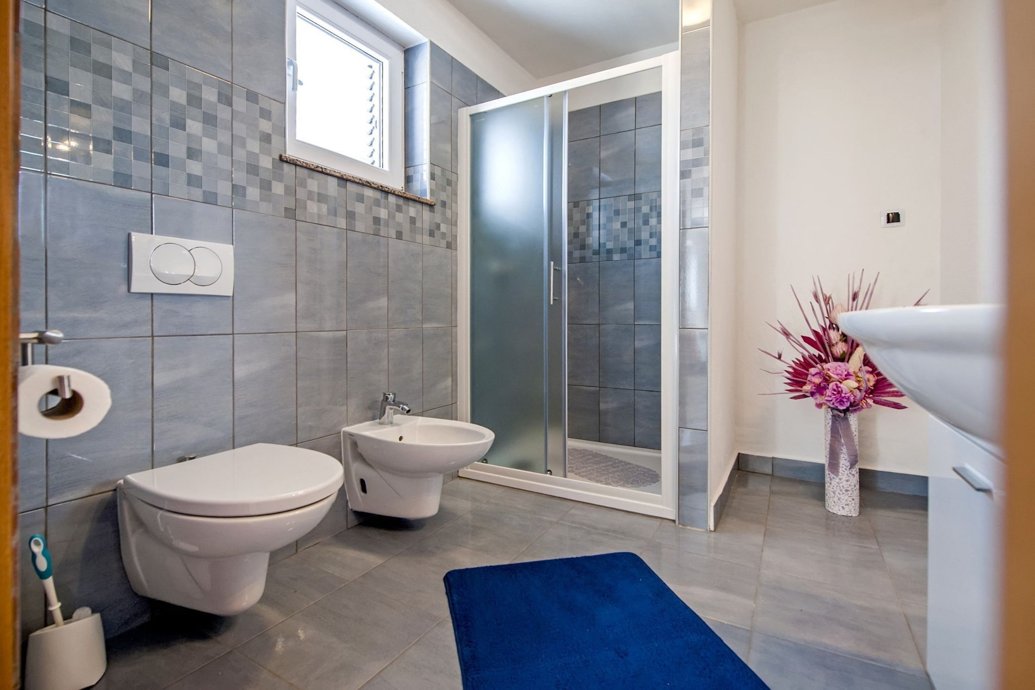 Idyllic Getaway Holiday Home with Pool - Three Bedroom Holiday Home with Pool-Badezimmer