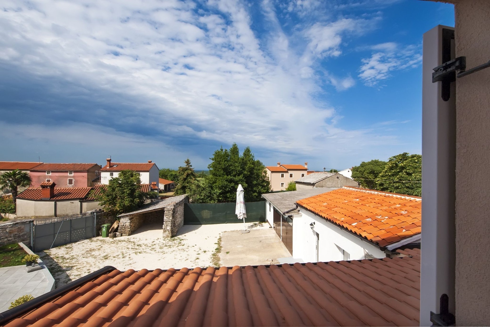 Idyllic Getaway Holiday Home with Pool - Three Bedroom Holiday Home with Pool