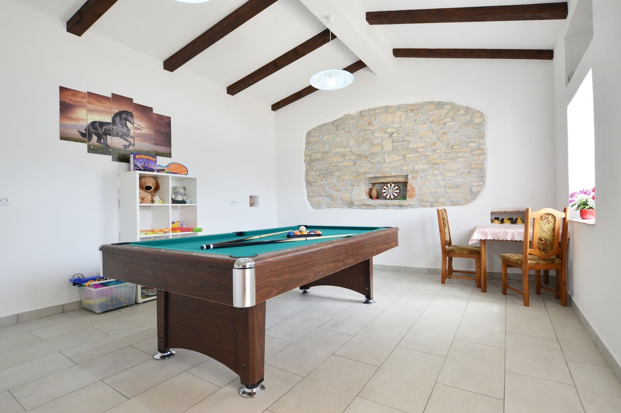 Idyllic Getaway Holiday Home with Pool - Three Bedroom Holiday Home with Pool-Innen