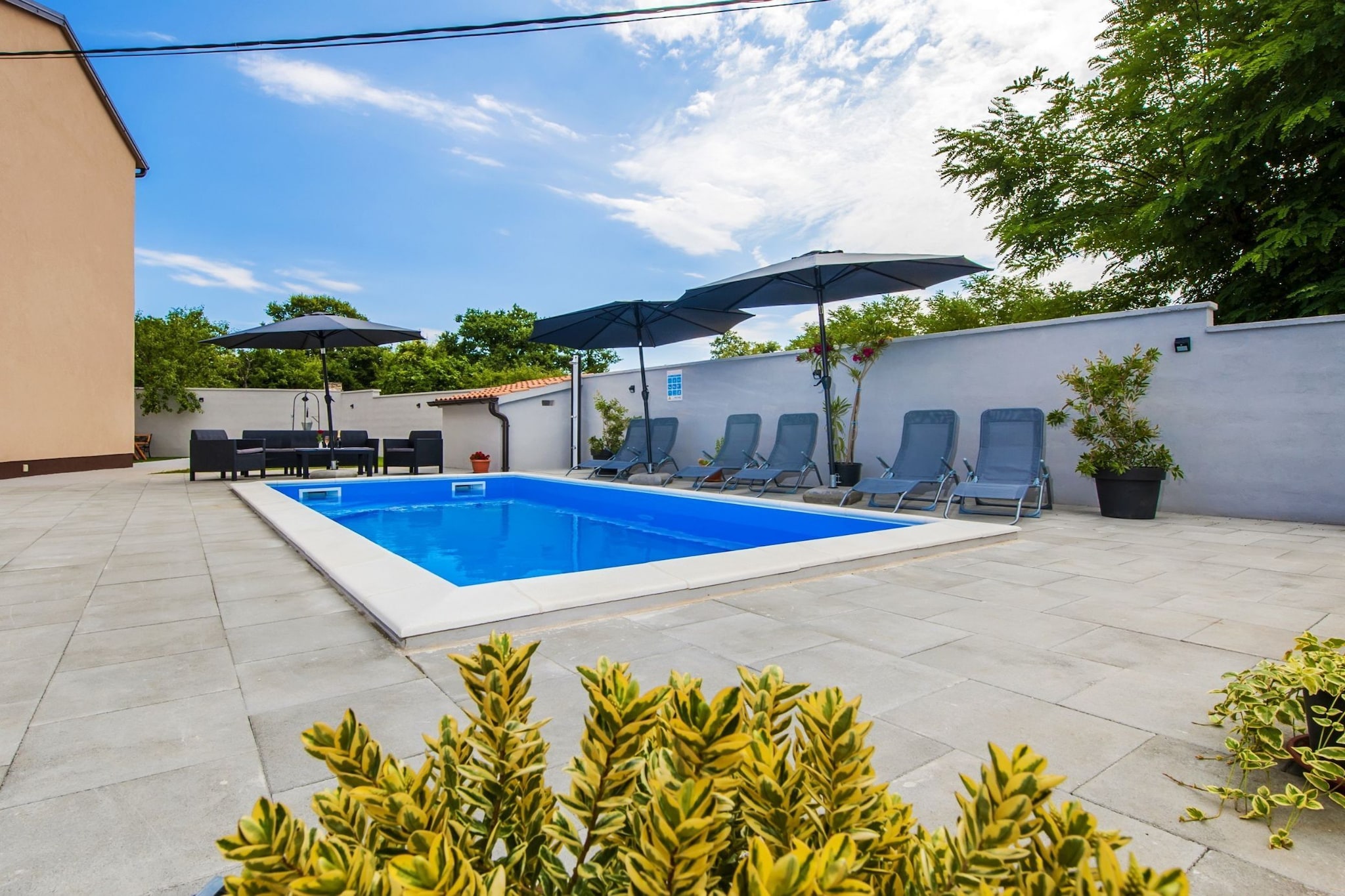 Idyllic Getaway Holiday Home with Pool - Three Bedroom Holiday Home with Pool-Schwimmbad