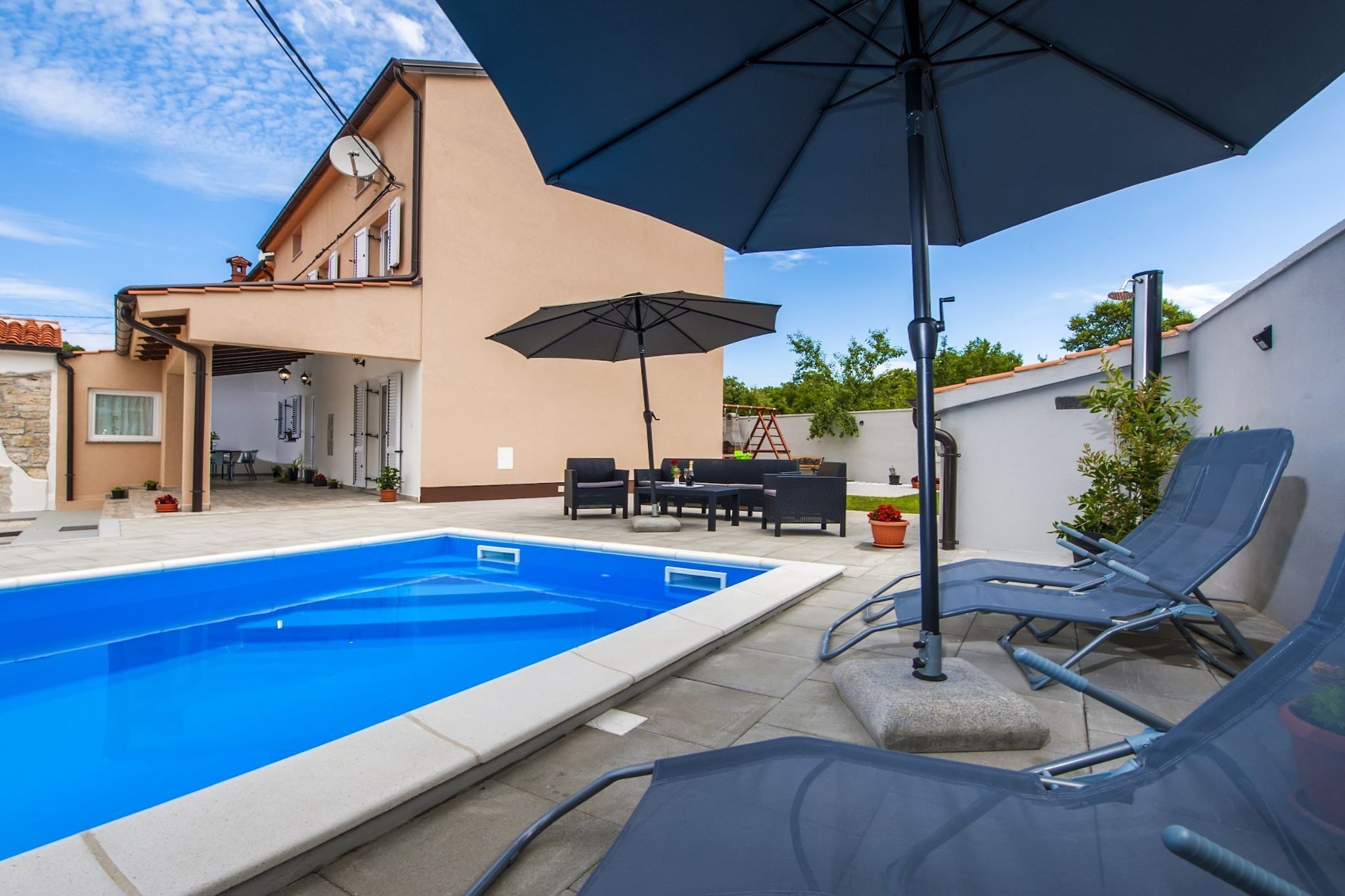 Idyllic Getaway Holiday Home with Pool - Three Bedroom Holiday Home with Pool-Schwimmbad
