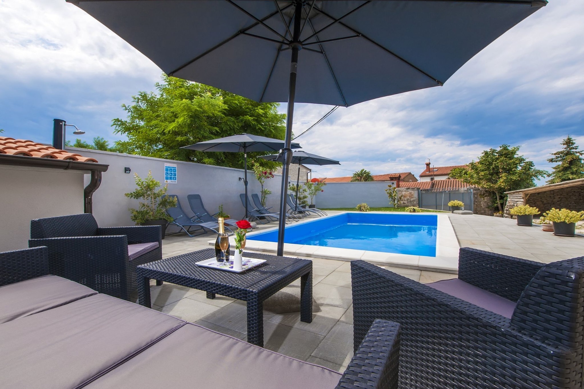 Idyllic Getaway Holiday Home with Pool - Three Bedroom Holiday Home with Pool-Schwimmbad