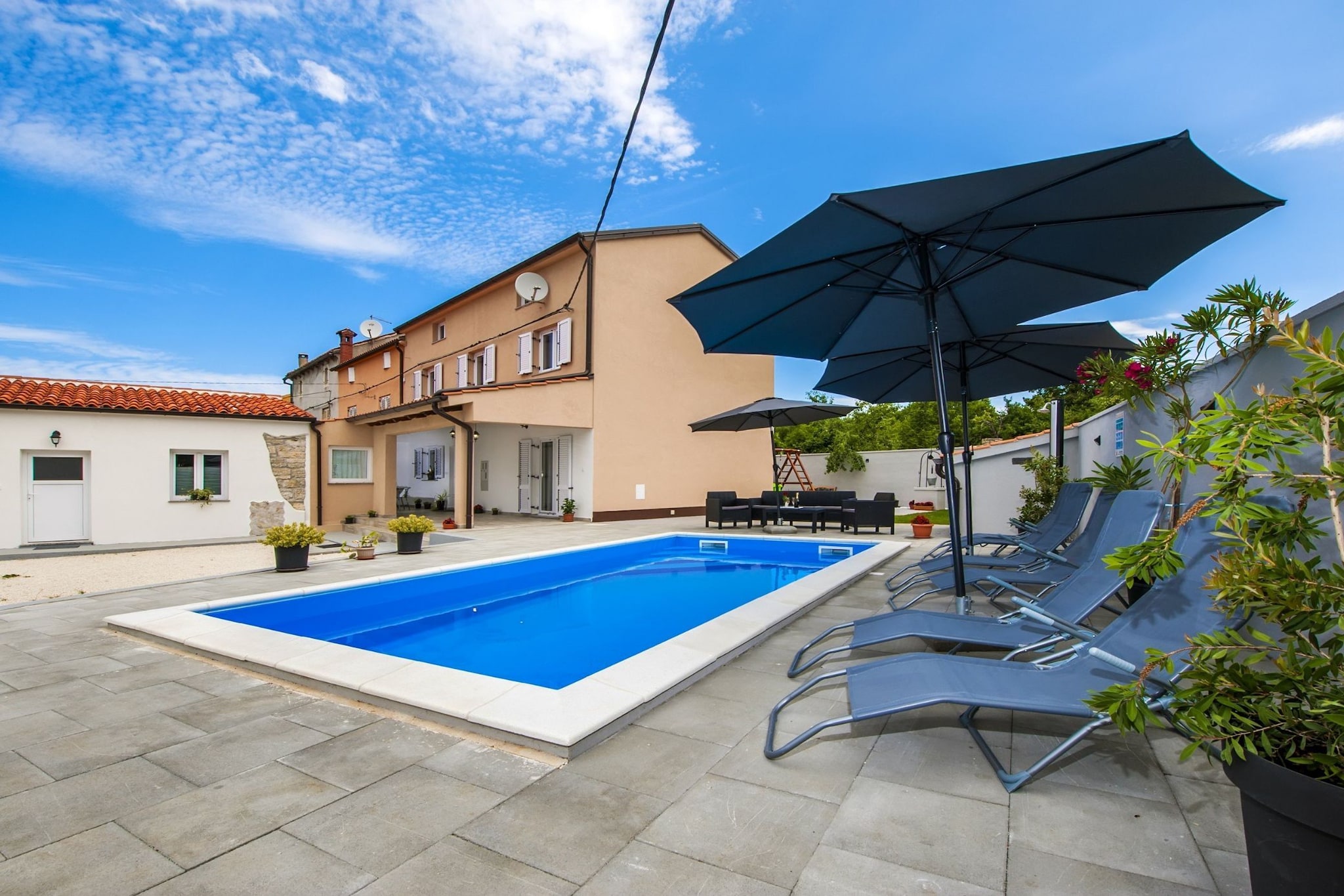 Idyllic Getaway Holiday Home with Pool - Three Bedroom Holiday Home with Pool-Schwimmbad