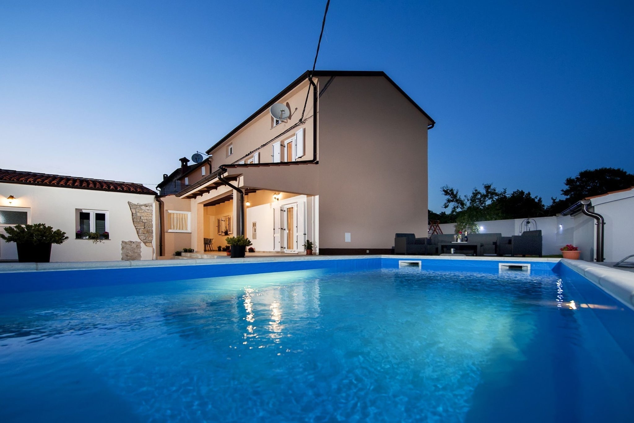 Idyllic Getaway Holiday Home with Pool - Three Bedroom Holiday Home with Pool-Schwimmbad