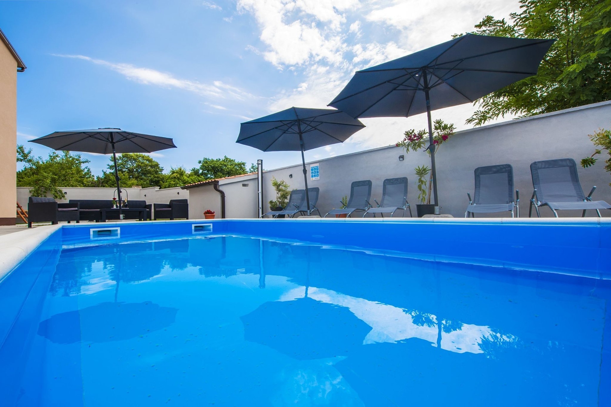 Idyllic Getaway Holiday Home with Pool - Three Bedroom Holiday Home with Pool-Schwimmbad