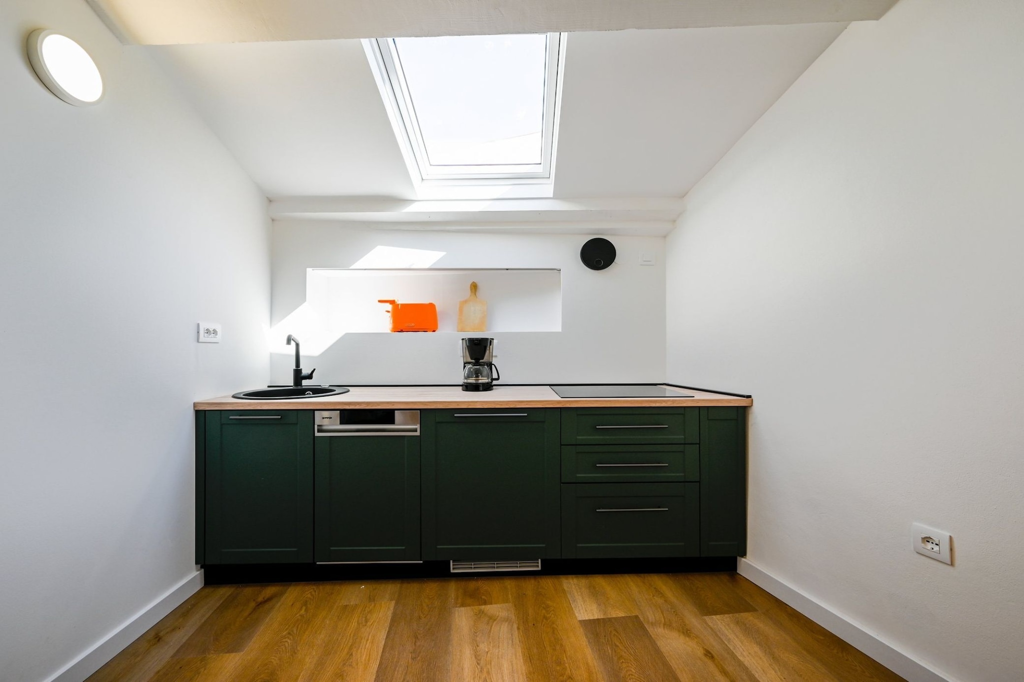Radiant and Trendy Downtown Rovinj Apartment - One Bedroom Apartment-Bathroom
