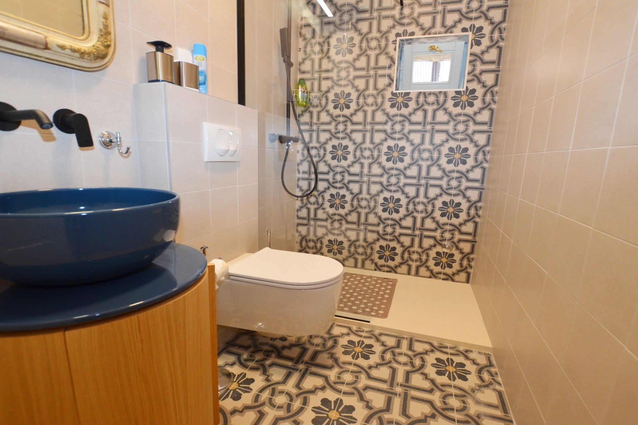 Sunny Rovinj Apartment with Sea View - One Bedroom Apartment with Sea View-Bathroom