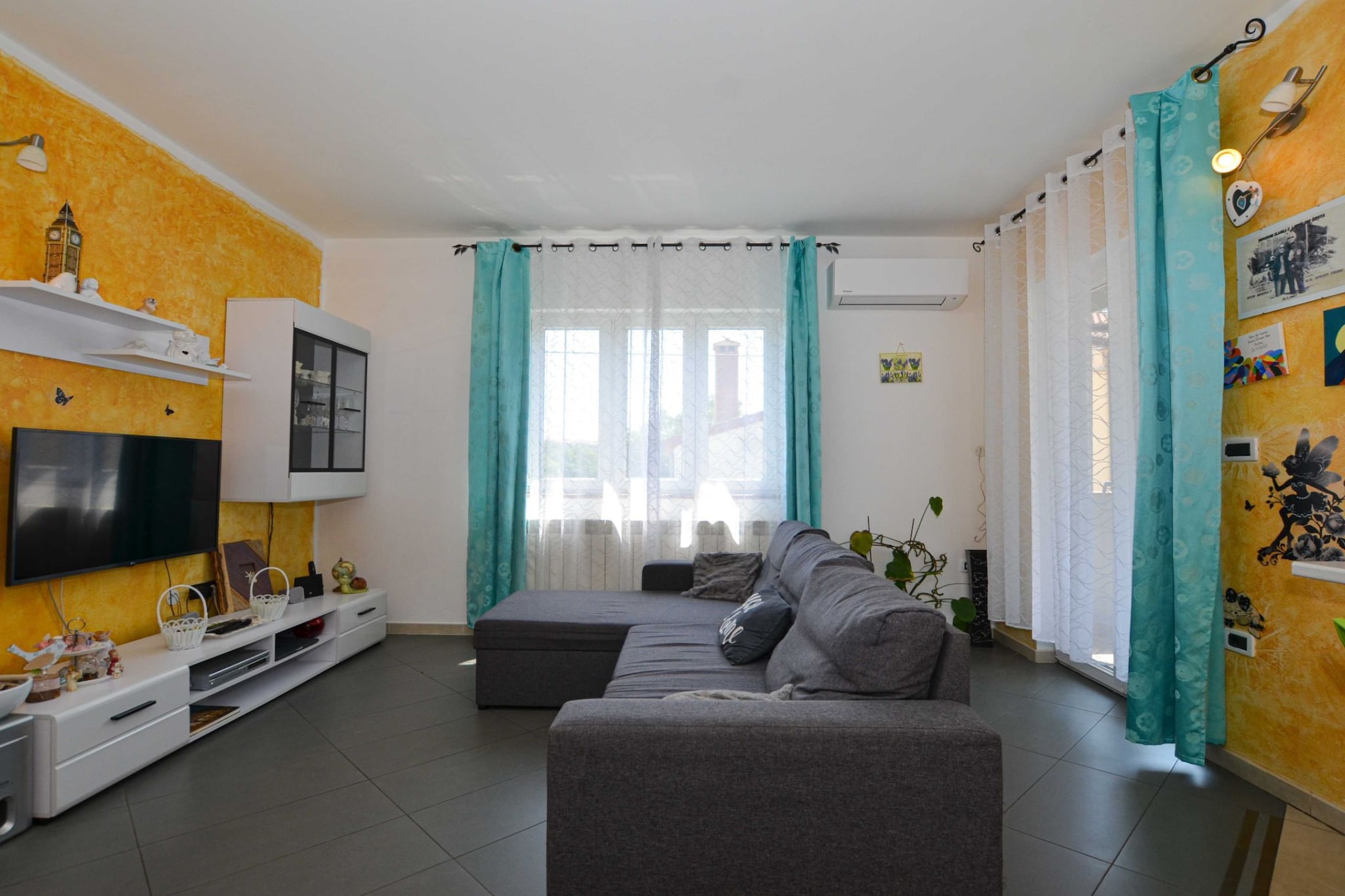 Radovani Peaceful and Serene Apartment with Terrace - Two Bedroom Apartment with Terrace-Woonkamer