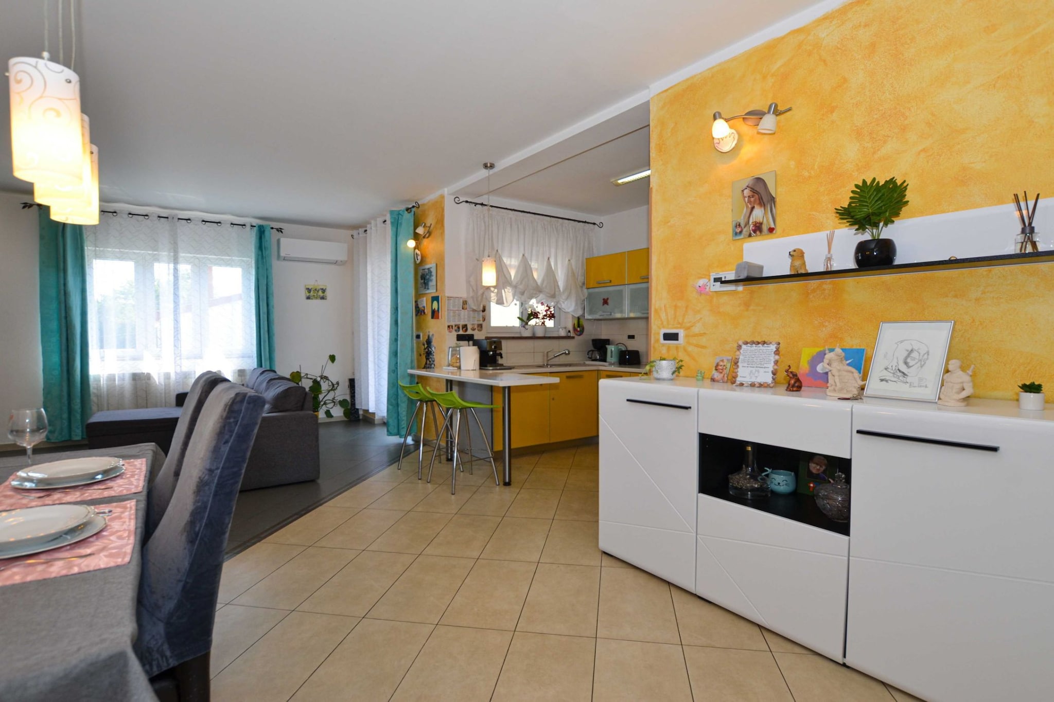 Radovani Peaceful and Serene Apartment with Terrace - Two Bedroom Apartment with Terrace-Eetkamer